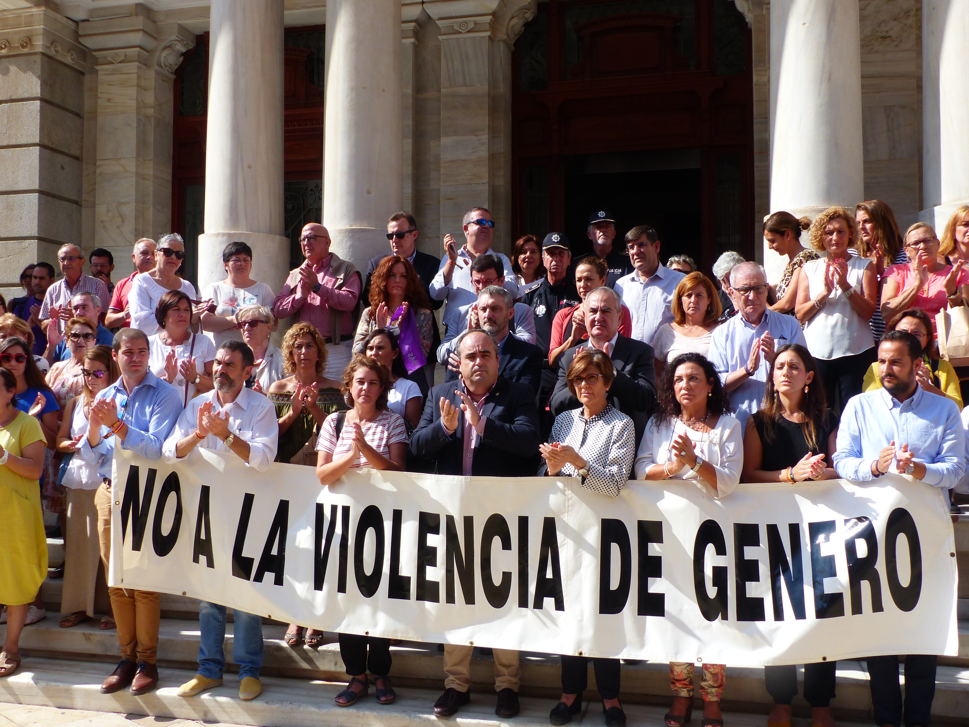 La Cámara autonómica se ha sumado al minuto de silencio convocado por el Ayuntamiento de Cartagena