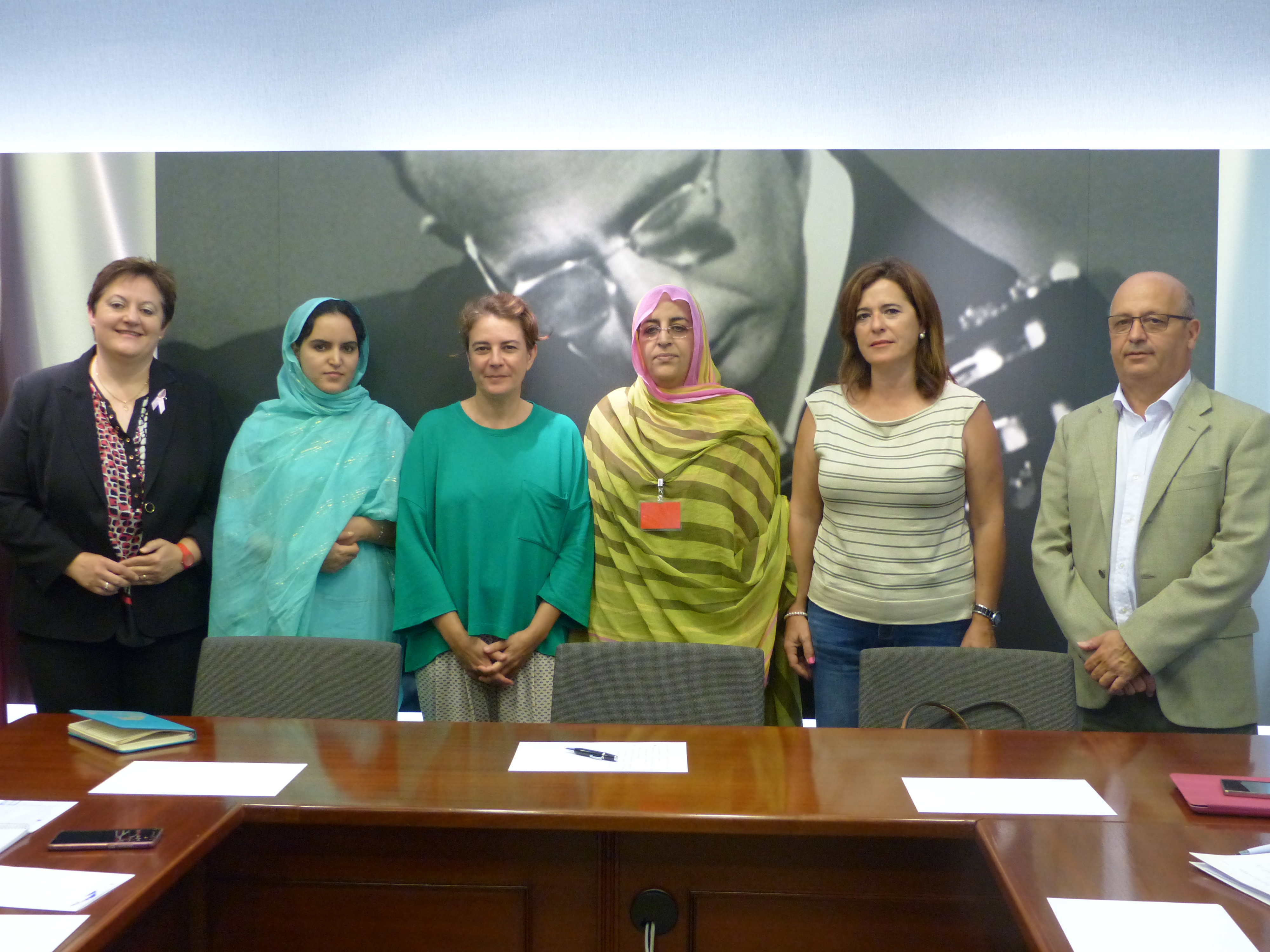 La delegada saharaui en la Región, Fatma Mohamed Salem, se ha reunido con el Grupo Interparlamentario