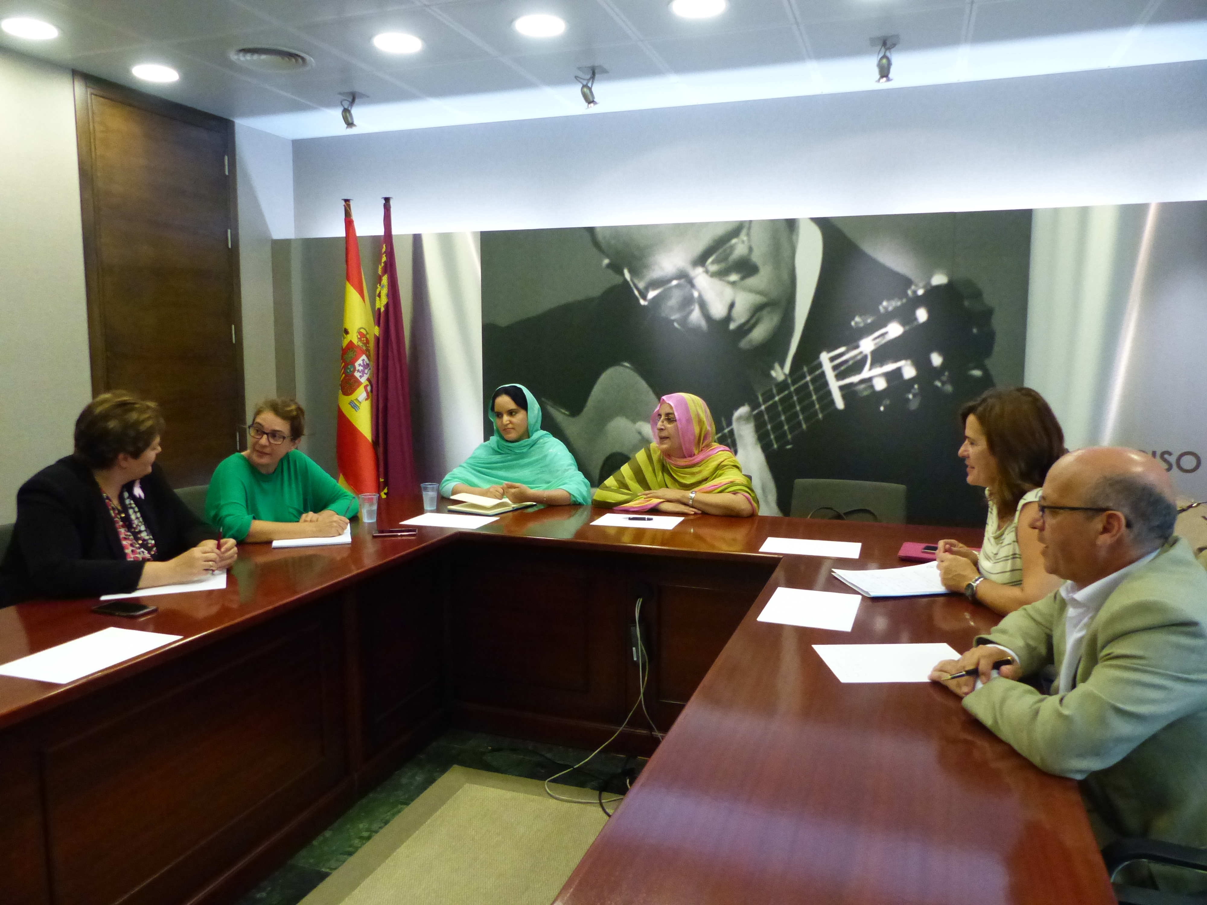 La delegada saharaui en la Región, Fatma Mohamed Salem, se ha reunido con el Grupo Interparlamentario