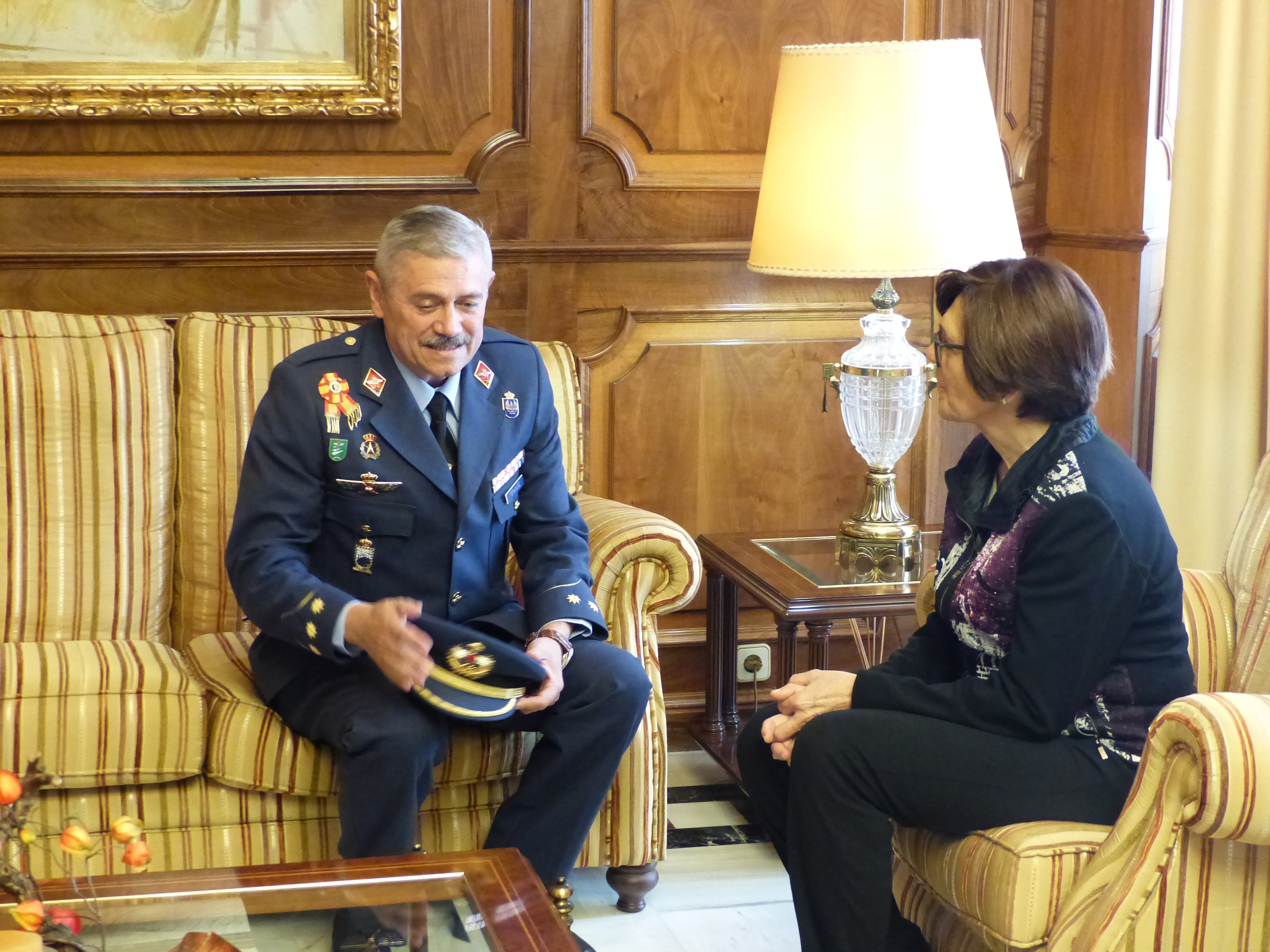 La presidenta de la Cámara ha recibido al coronel jefe e la Base Aérea de Alcantarilla