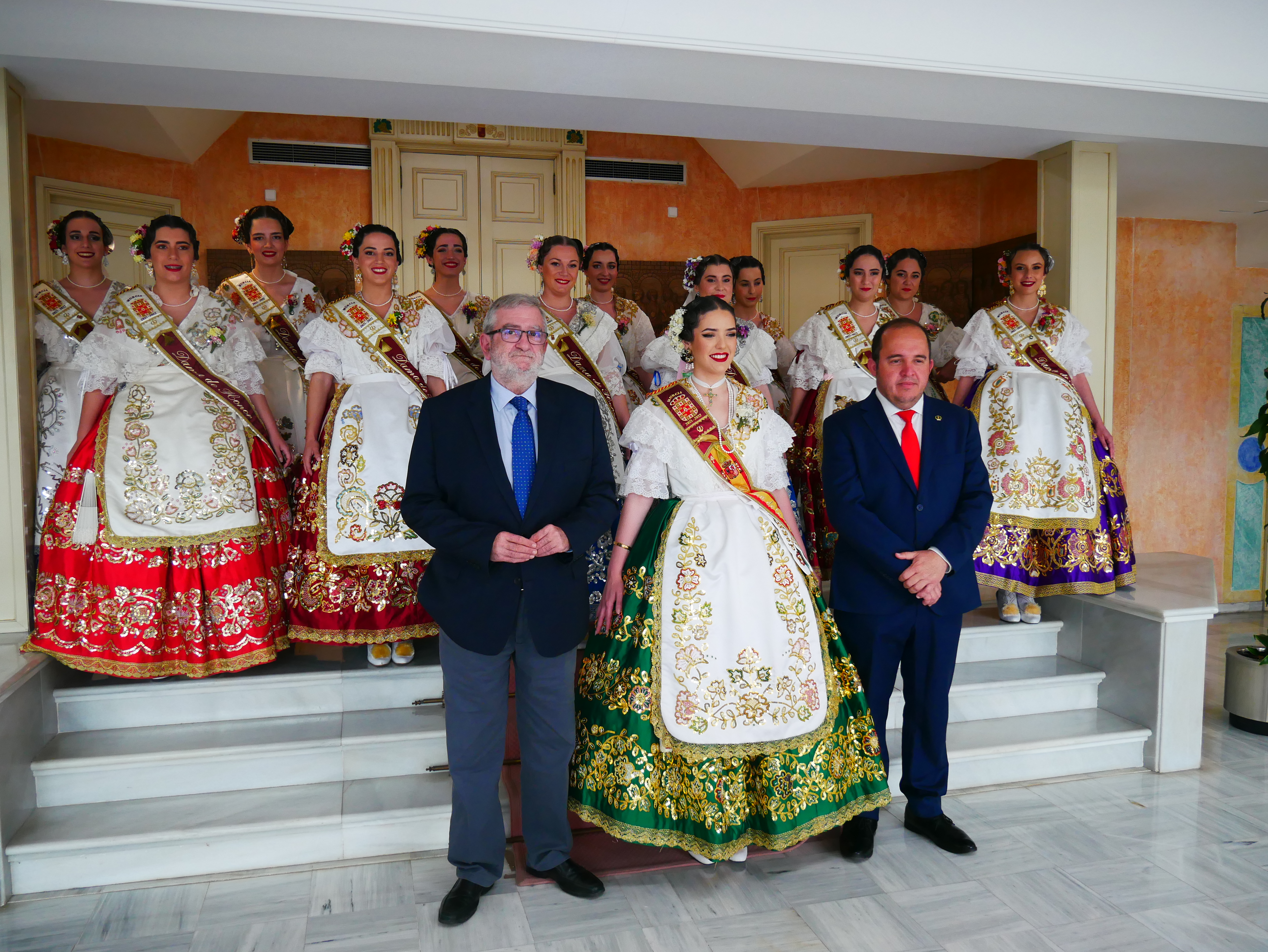 El presidente de la Asamblea Regional recibe a la Reina de la Huerta y a su corte de honor