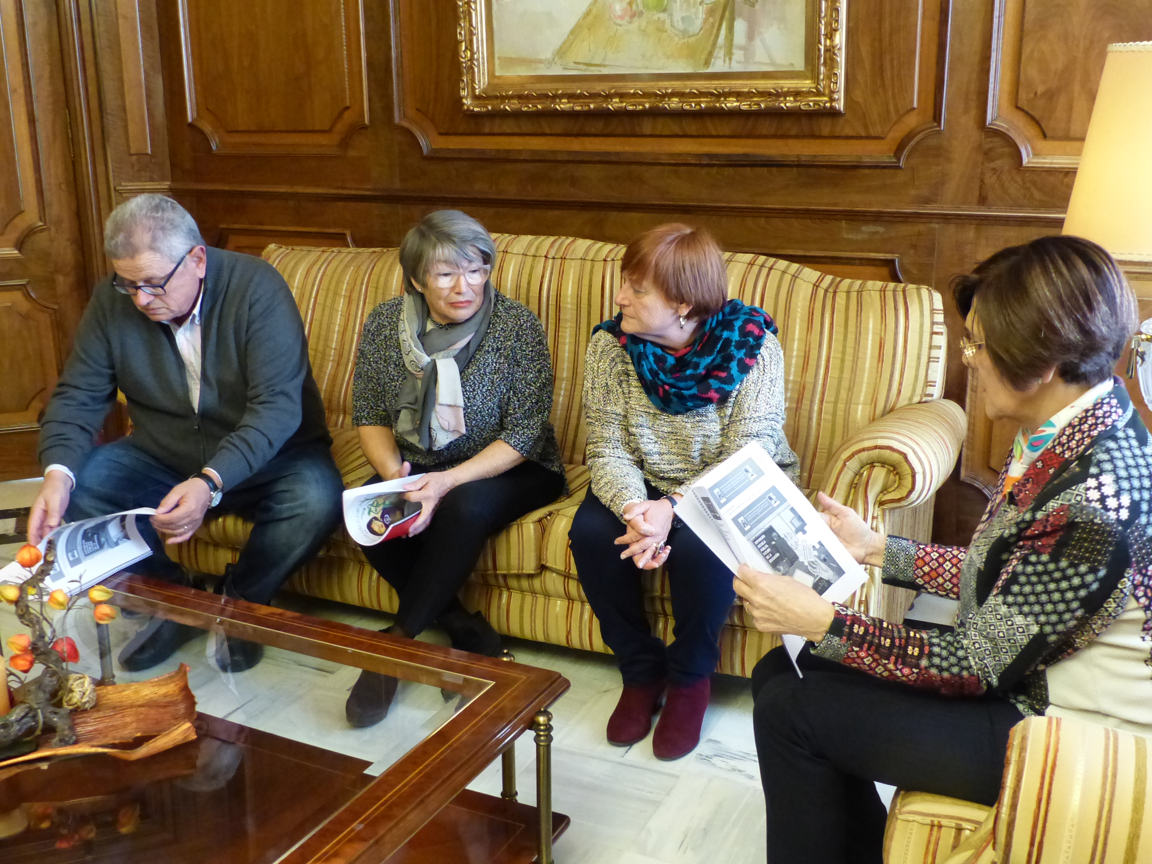 La presidenta de la Asamblea, Rosa Peñalver, ha recibido a la Asociación de jubiladas/jubilados y pensionistas de la Intersindical Región de Murcia