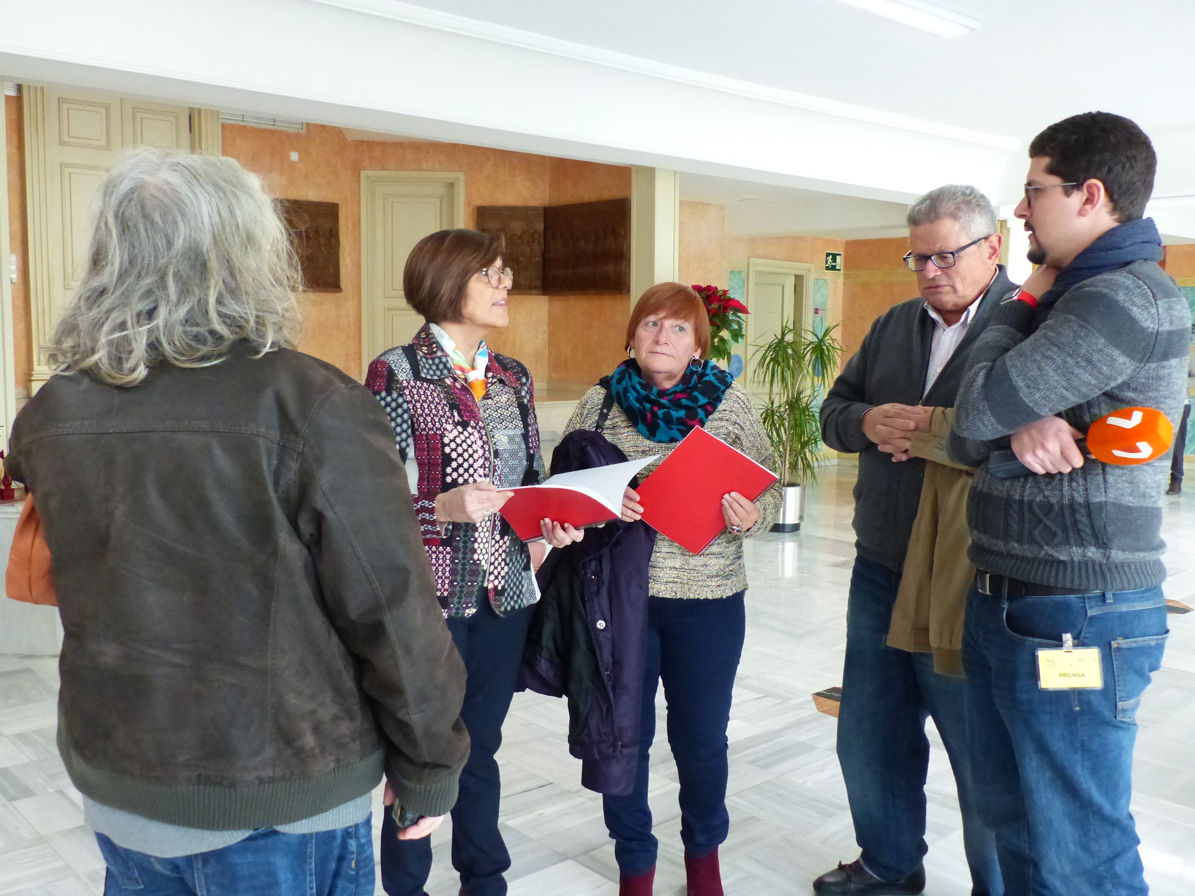 La presidenta de la Asamblea Regional, Rosa Peñalver, ha recibido a la Asociación de jubiladas/jubilados y pensionistas de la Intersindical Región de Murcia