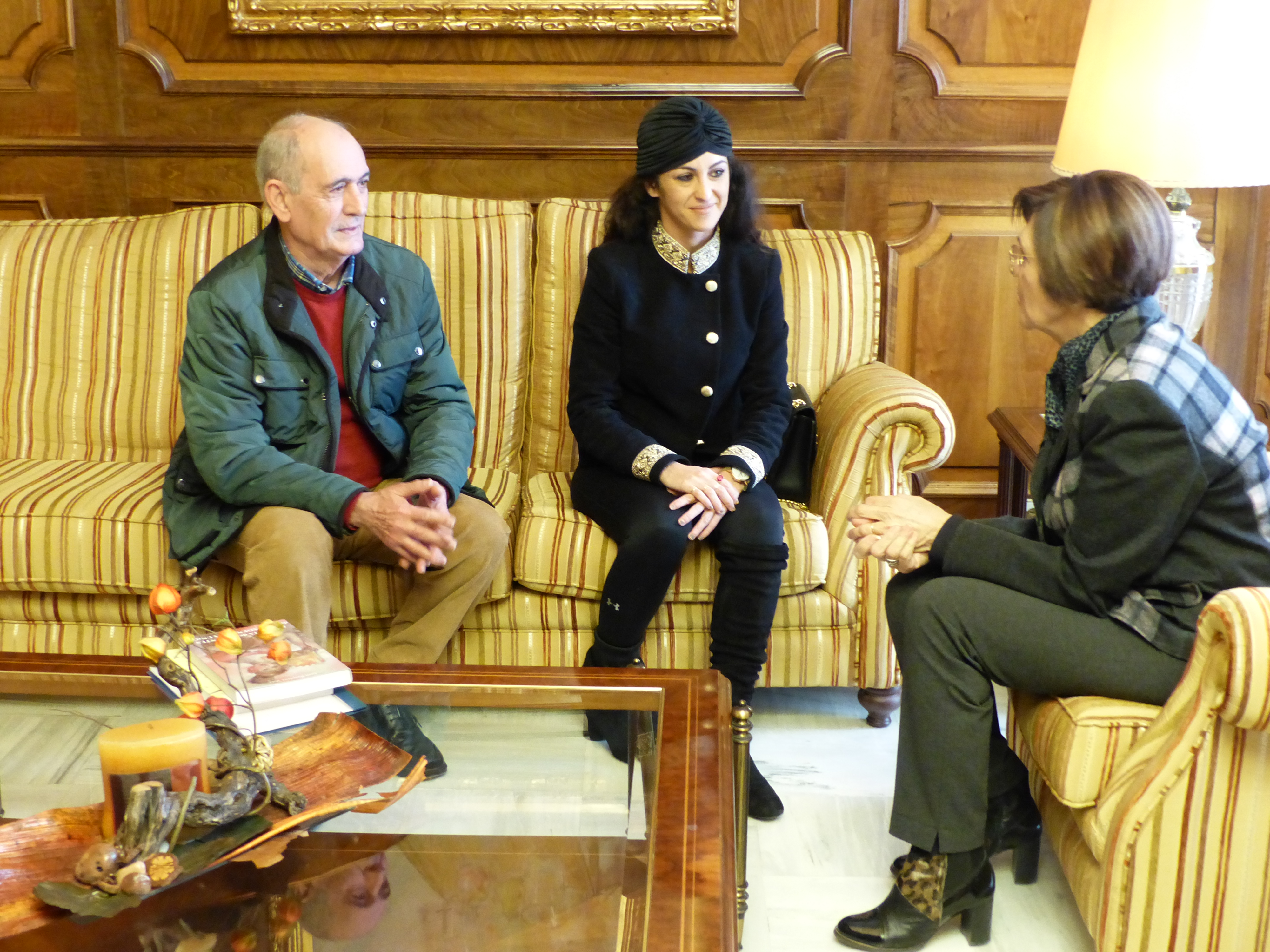 La presidenta de la Asamblea, Rosa Peñalver, ha recibido al presidente de la Cátedra de Flamenco de Cartagena, Juan Ruipérez, quien ha asistido a la reunión acompañado por Mamen Baños, profesora de baile de la asociación