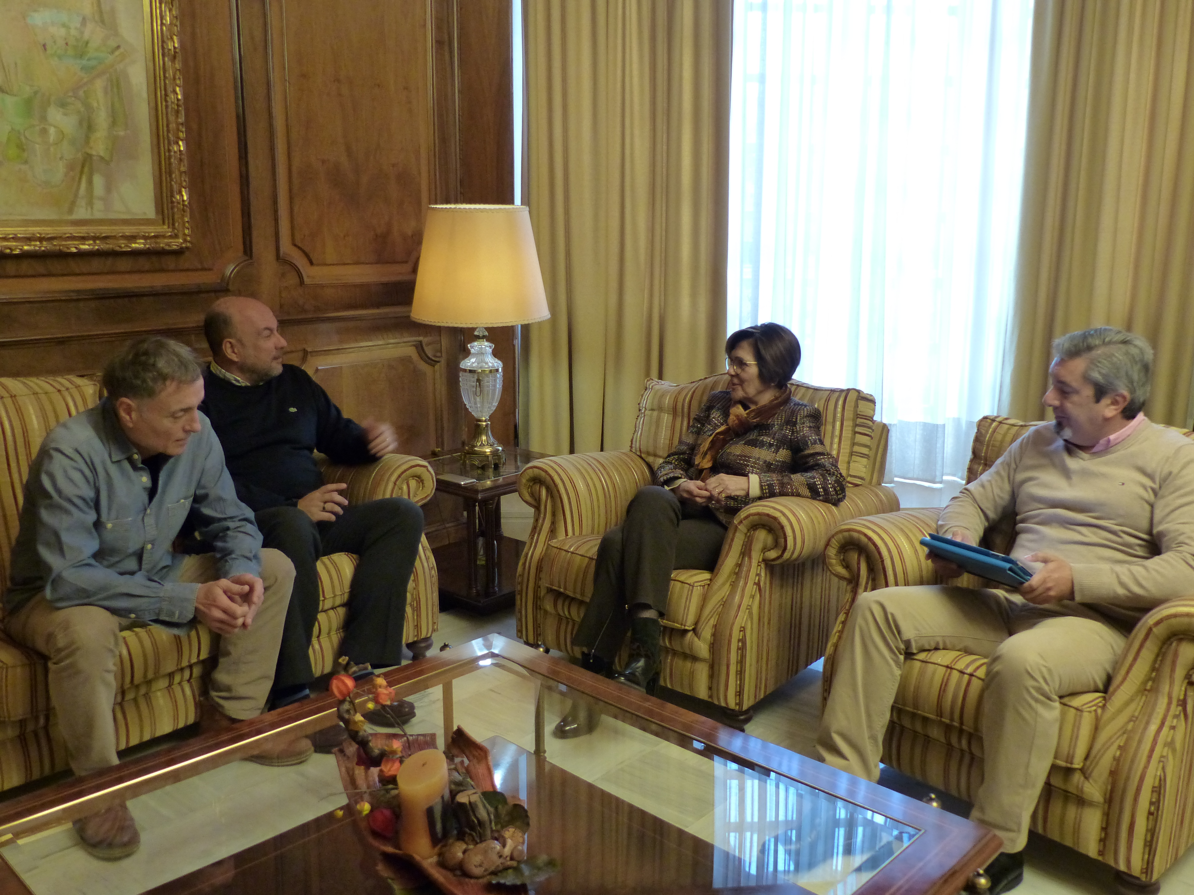 La presidenta de la Asamblea Regional, Rosa Peñalver, ha recibido a representantes de la productora Biopic Films