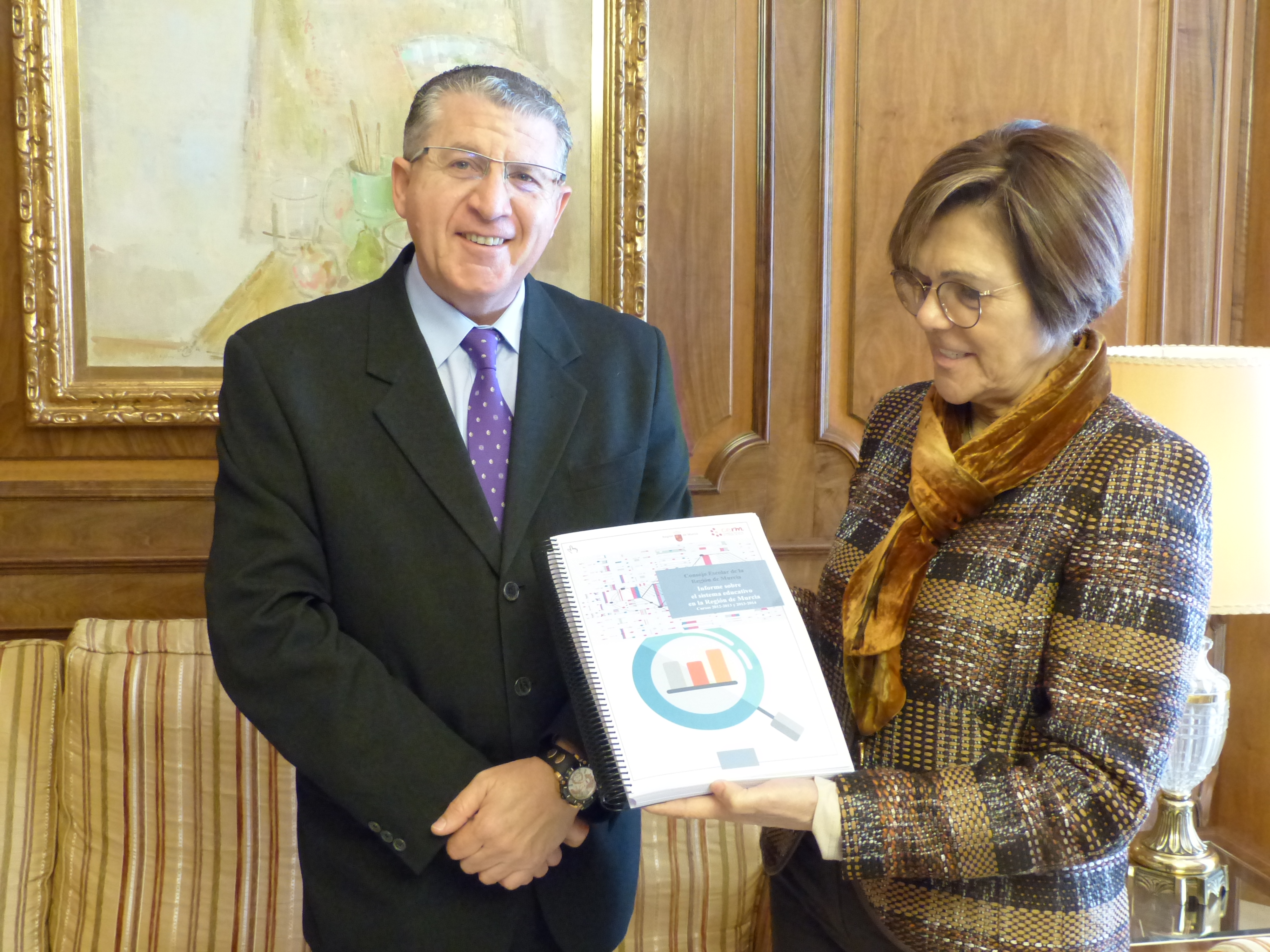 La presidenta de la Cámara autonómica, Rosa Peñalver, ha recibido de manos del presidente del Consejo Escolar de la Región, Juan Castaño, el ‘Informe Bienal sobre el sistema educativo en la Región de Murcia. Cursos 2012 2013 y 2013 2014’ y la ‘Memoria anu