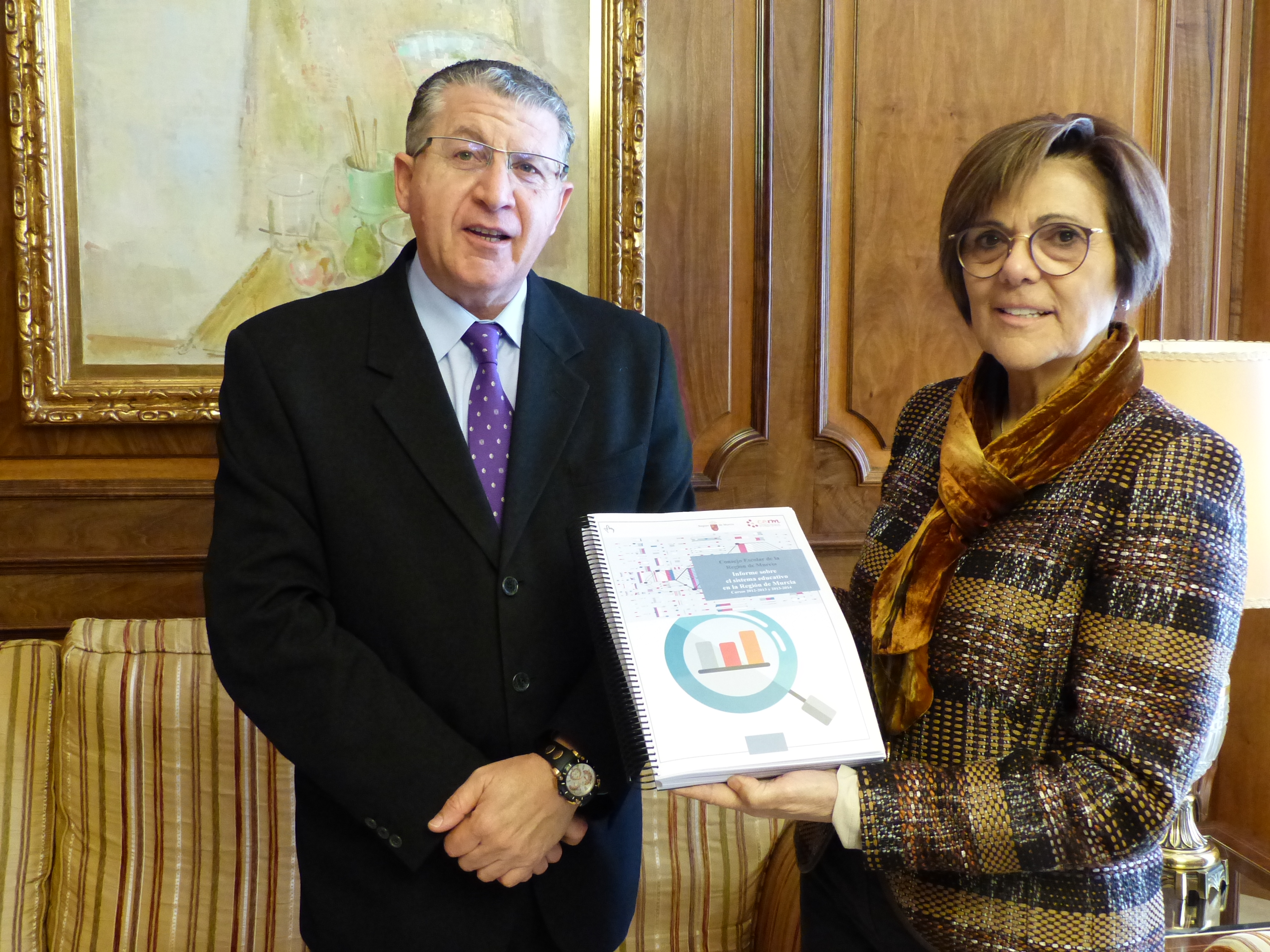 La presidenta de la Cámara autonómica, Rosa Peñalver, ha recibido de manos del presidente del Consejo Escolar de la Región, Juan Castaño, el ‘Informe Bienal sobre el sistema educativo en la Región de Murcia. Cursos 2012 2013 y 2013 2014’ y la ‘Memoria anu