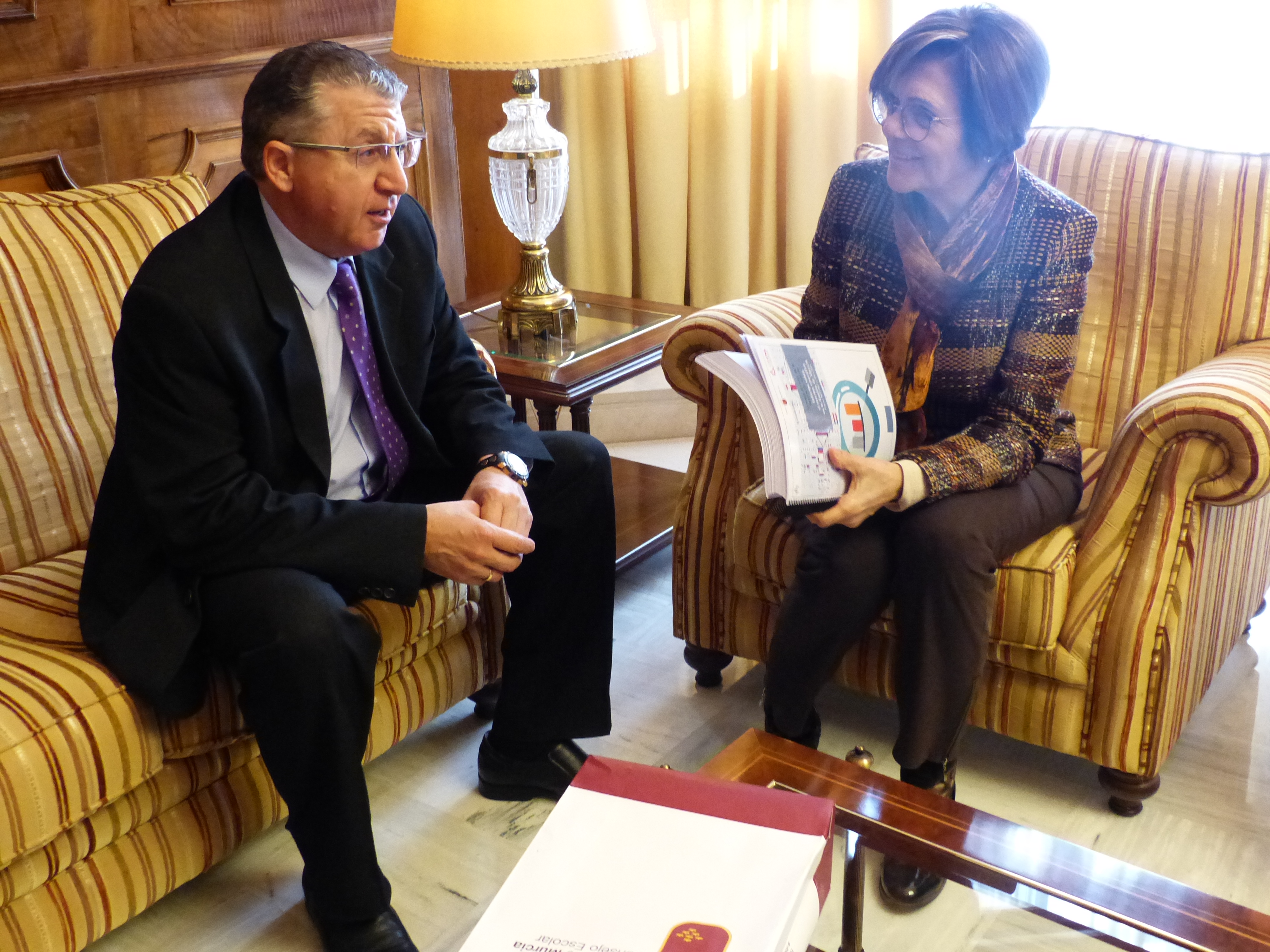 La presidenta de la Cámara autonómica, Rosa Peñalver, ha recibido de manos del presidente del Consejo Escolar de la Región, Juan Castaño, el ‘Informe Bienal sobre el sistema educativo en la Región de Murcia. Cursos 2012 2013 y 2013 2014’ y la ‘Memoria anu