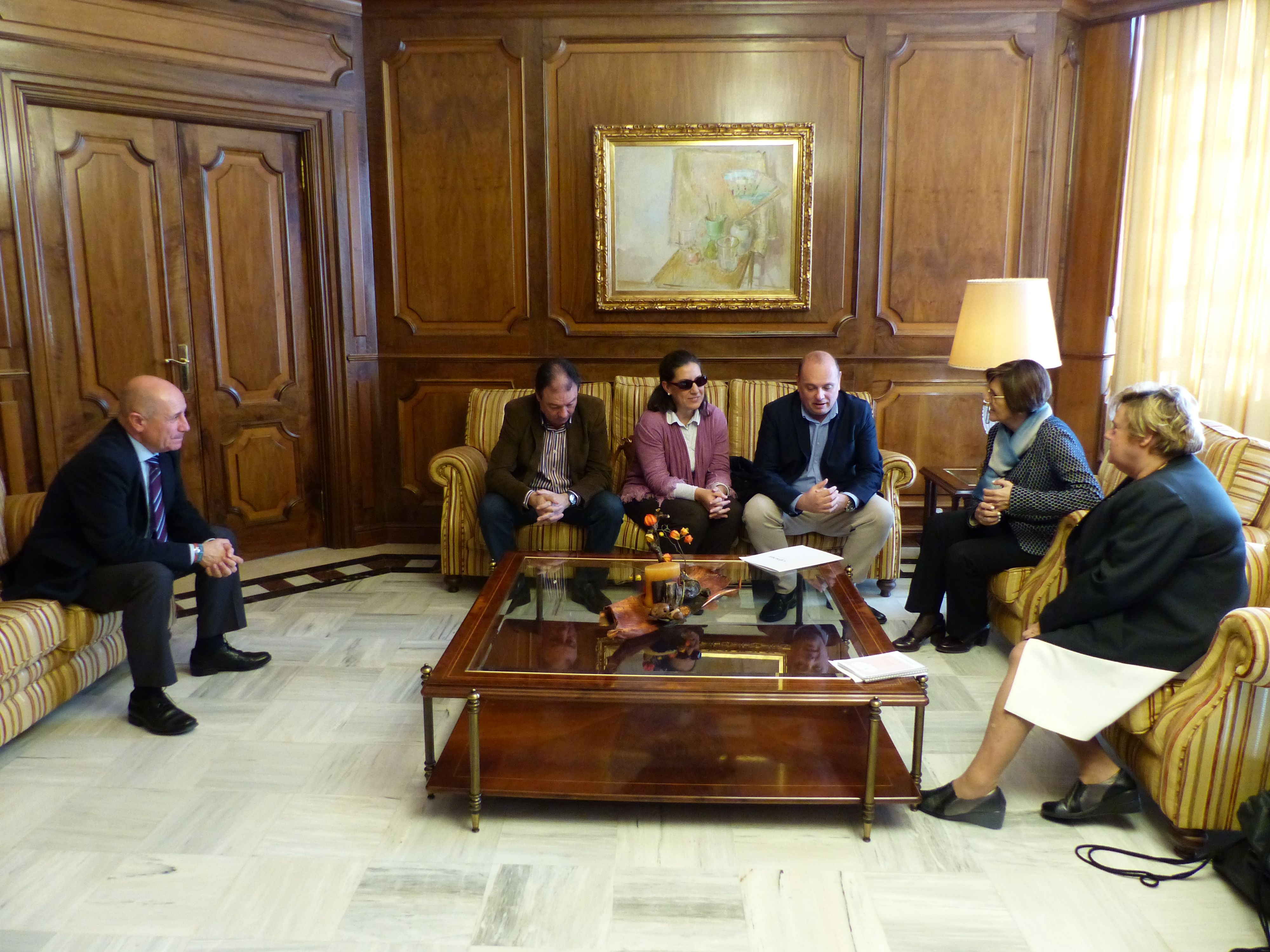 La presidenta de la Asamblea, Rosa Peñalver, ha recibido a la junta directiva del CERMI