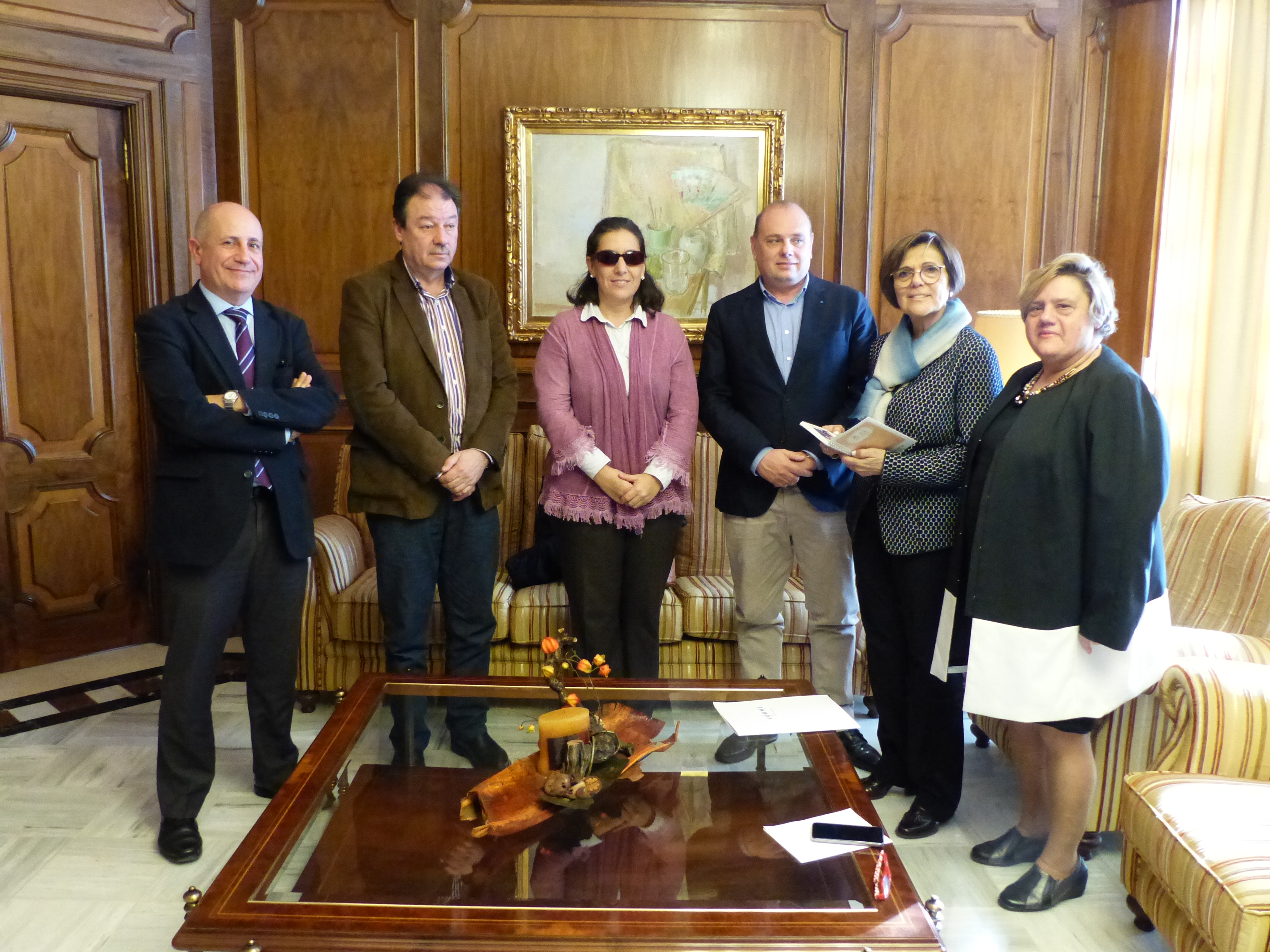 La presidenta de la Asamblea, Rosa Peñalver, ha recibido a la junta directiva del CERMI