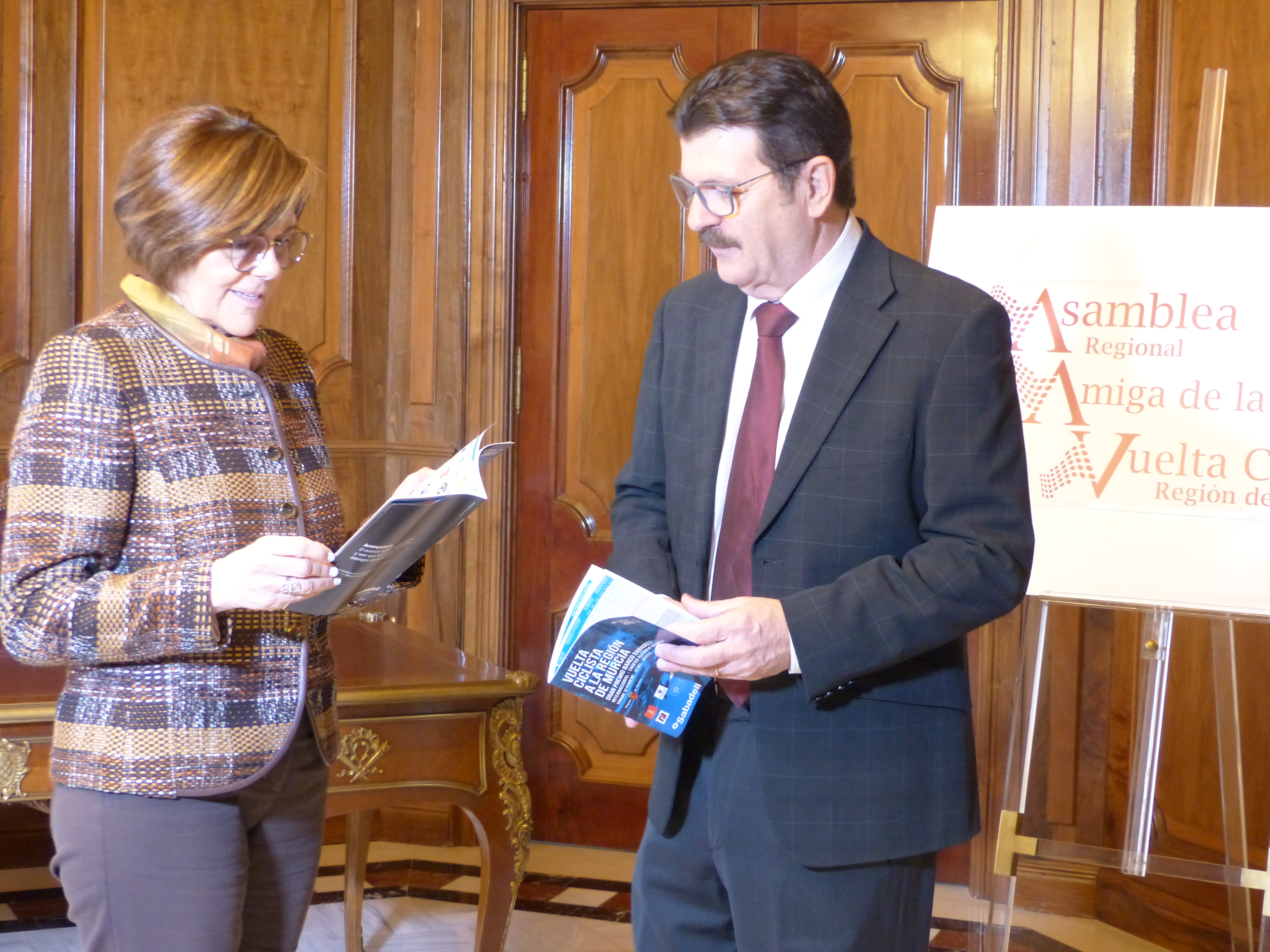 La presidenta de la Asamblea, Rosa Peñalver, y el director de la ronda internacional, Francisco Guzmán, han firmado un convenio de colaboración