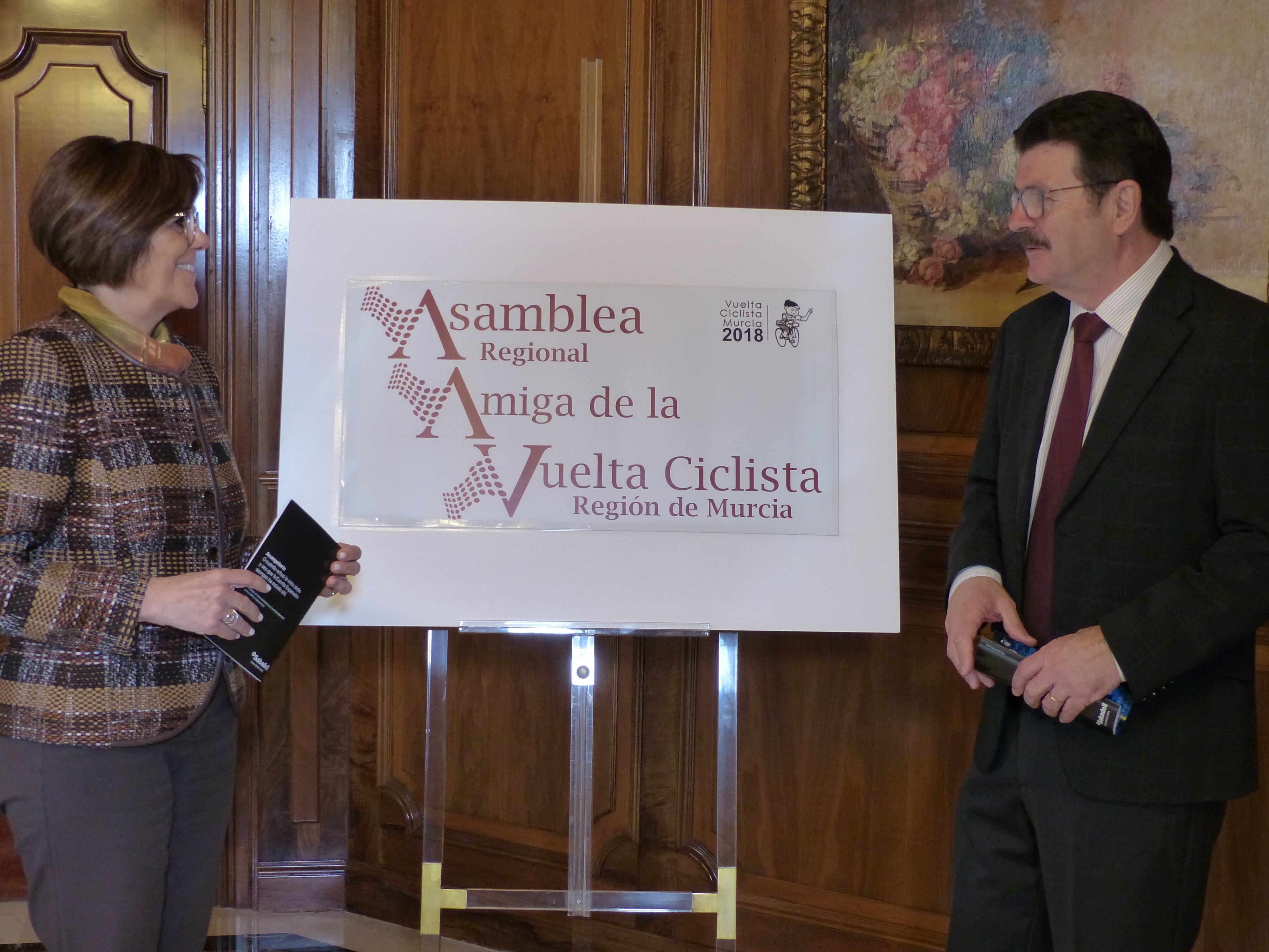 La presidenta de la Asamblea, Rosa Peñalver, y el director de la ronda internacional, Francisco Guzmán, han firmado un convenio de colaboración