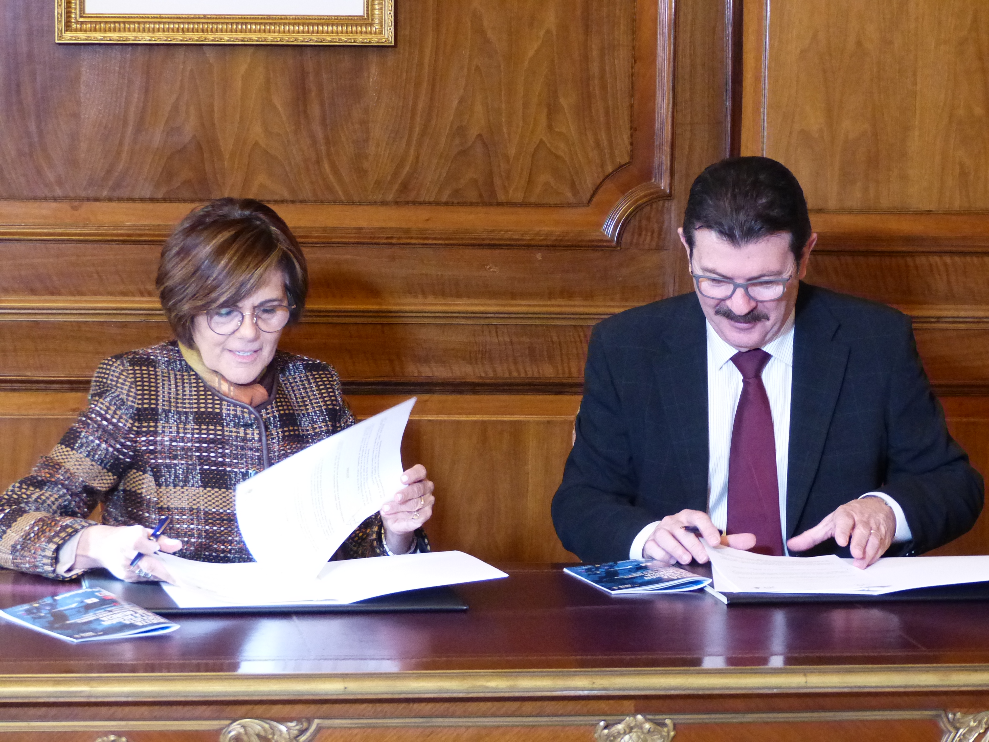 La presidenta de la Asamblea, Rosa Peñalver, y el director de la ronda internacional, Francisco Guzmán, han firmado un convenio de colaboración