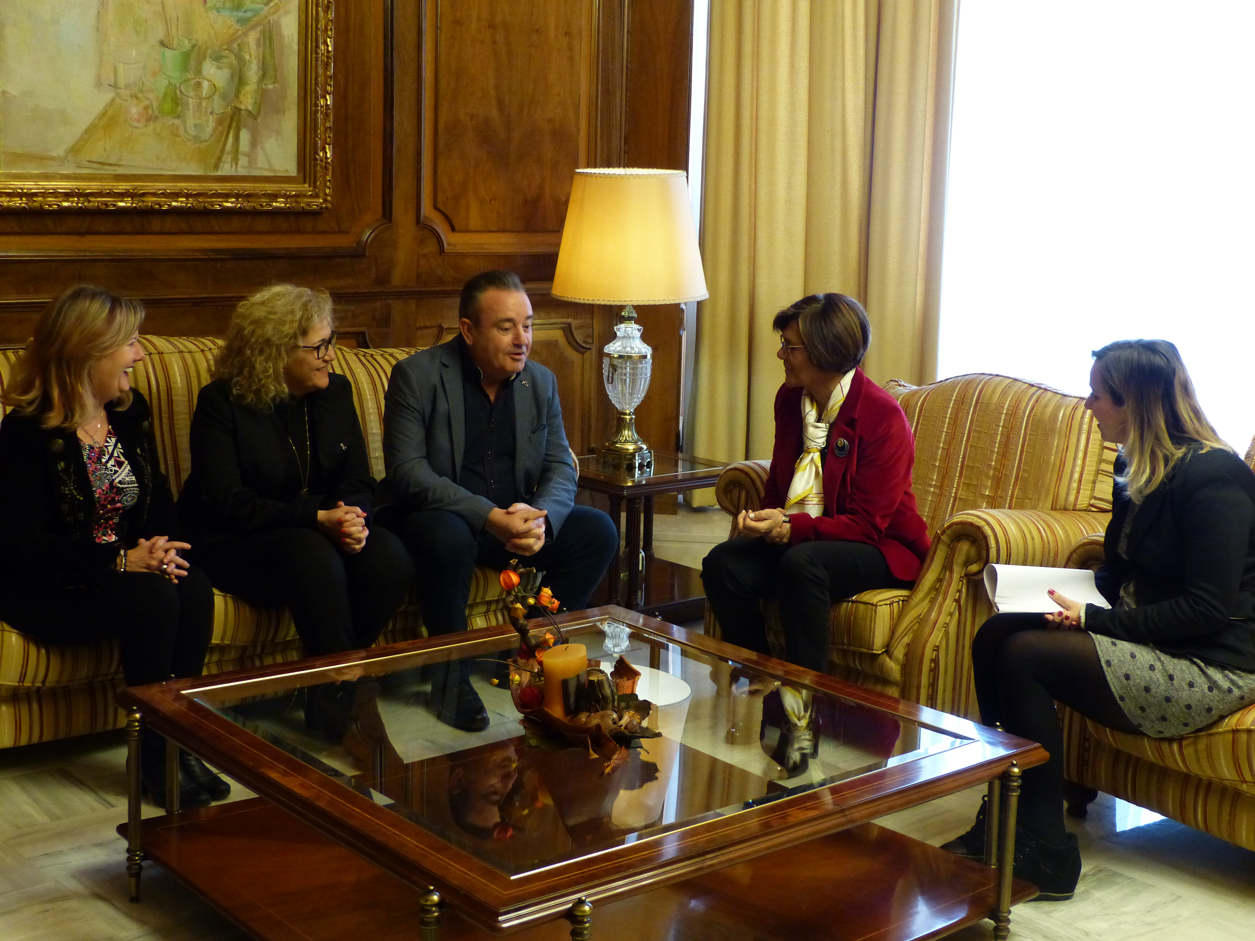 La presidenta de la Asamblea Regional, Rosa Peñalver, ha recibido hoy al secretario general de CCOO Región de Murcia, Santiago Navarro, a la vicesecretaria general de UGT Región de Murcia, Matilde Candel, y a las responsables del área de Mujer de ambos si