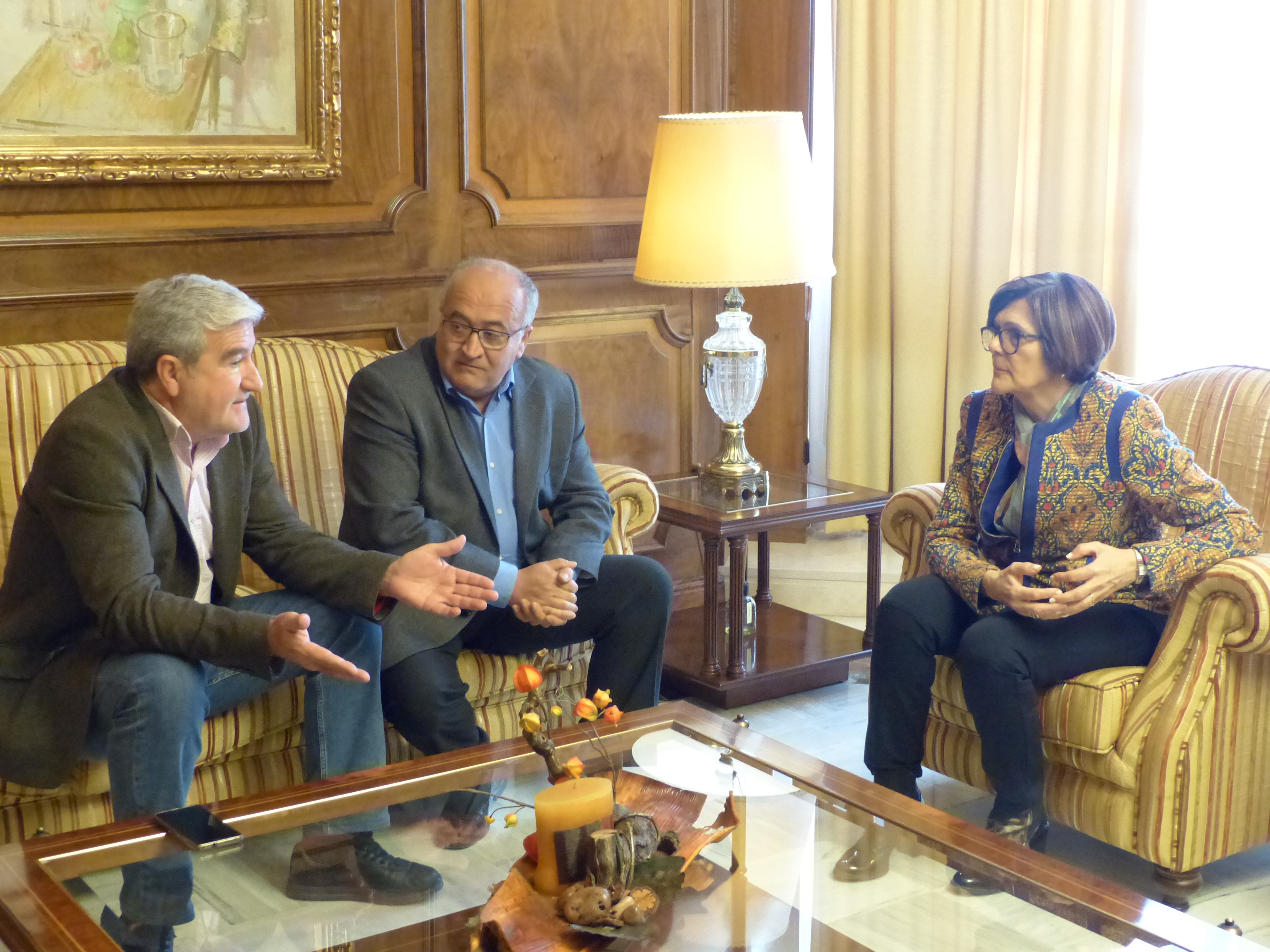 La presidenta de la Asamblea Regional, Rosa Peñalver, ha recibido a los presidentes de COAG IR Murcia, Miguel Padilla y de Fecoam, Santiago Martínez