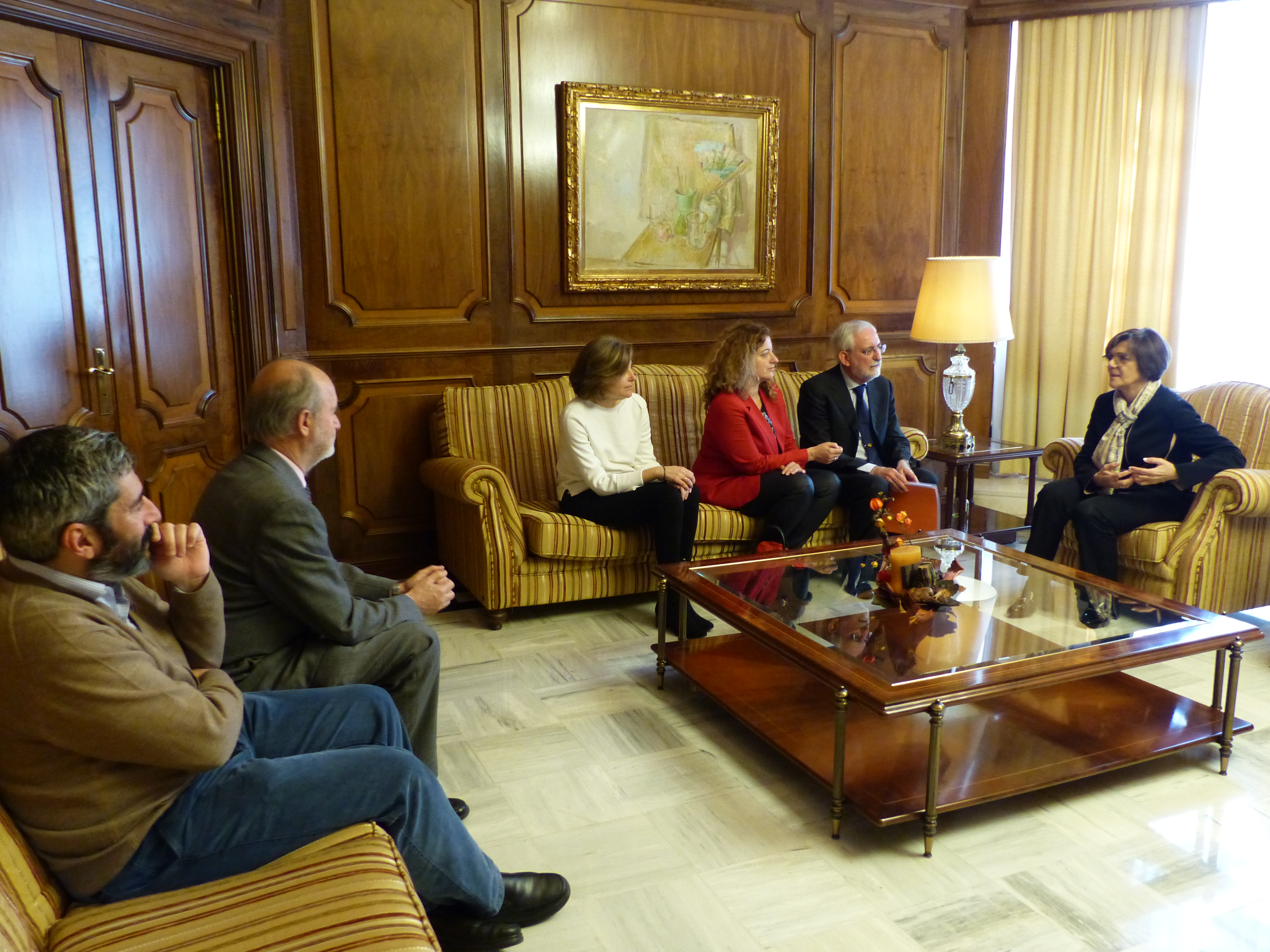 La presidenta del Parlamento autonómico ha saludado al candidato a rector de la Universidad de Murcia, y Catedrático de Filosofía Moral y Política, Emilio Martínez Navarro