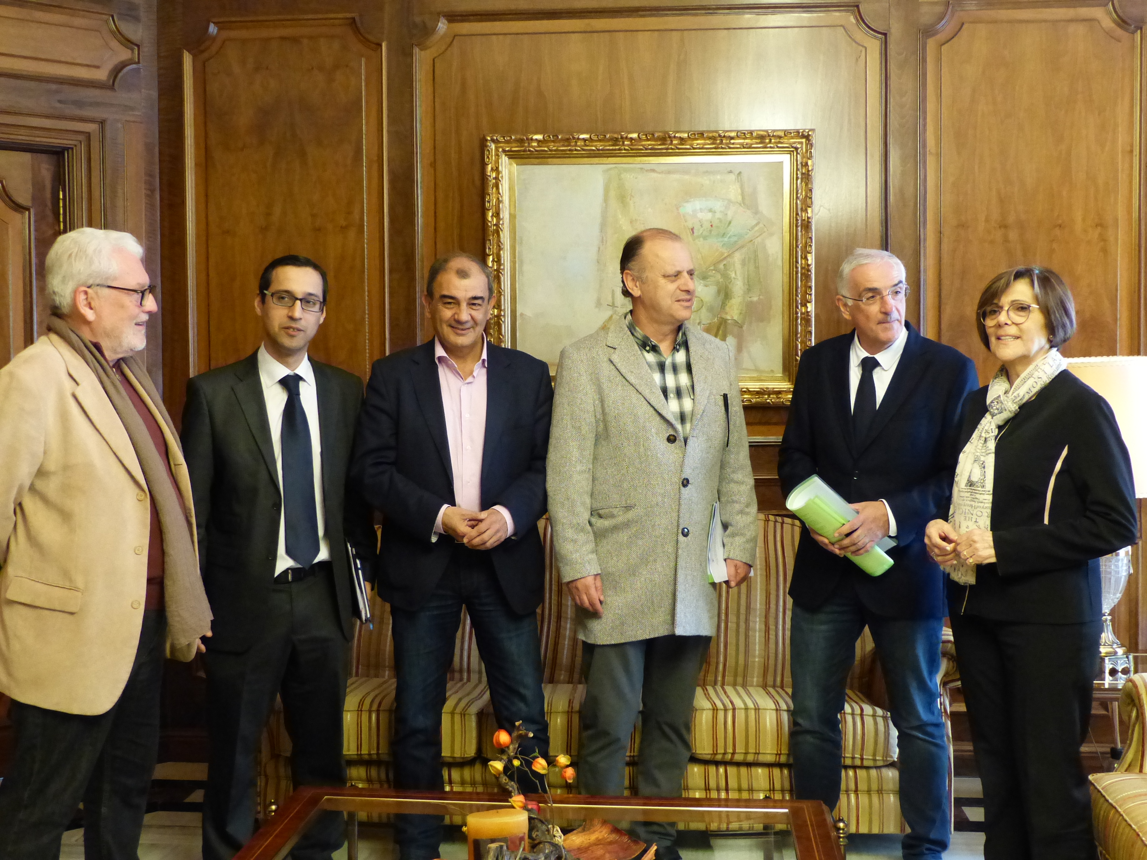 La presidenta de la Asamblea Regional, Rosa Peñalver, con representantes del grupo de opinión Pluralia