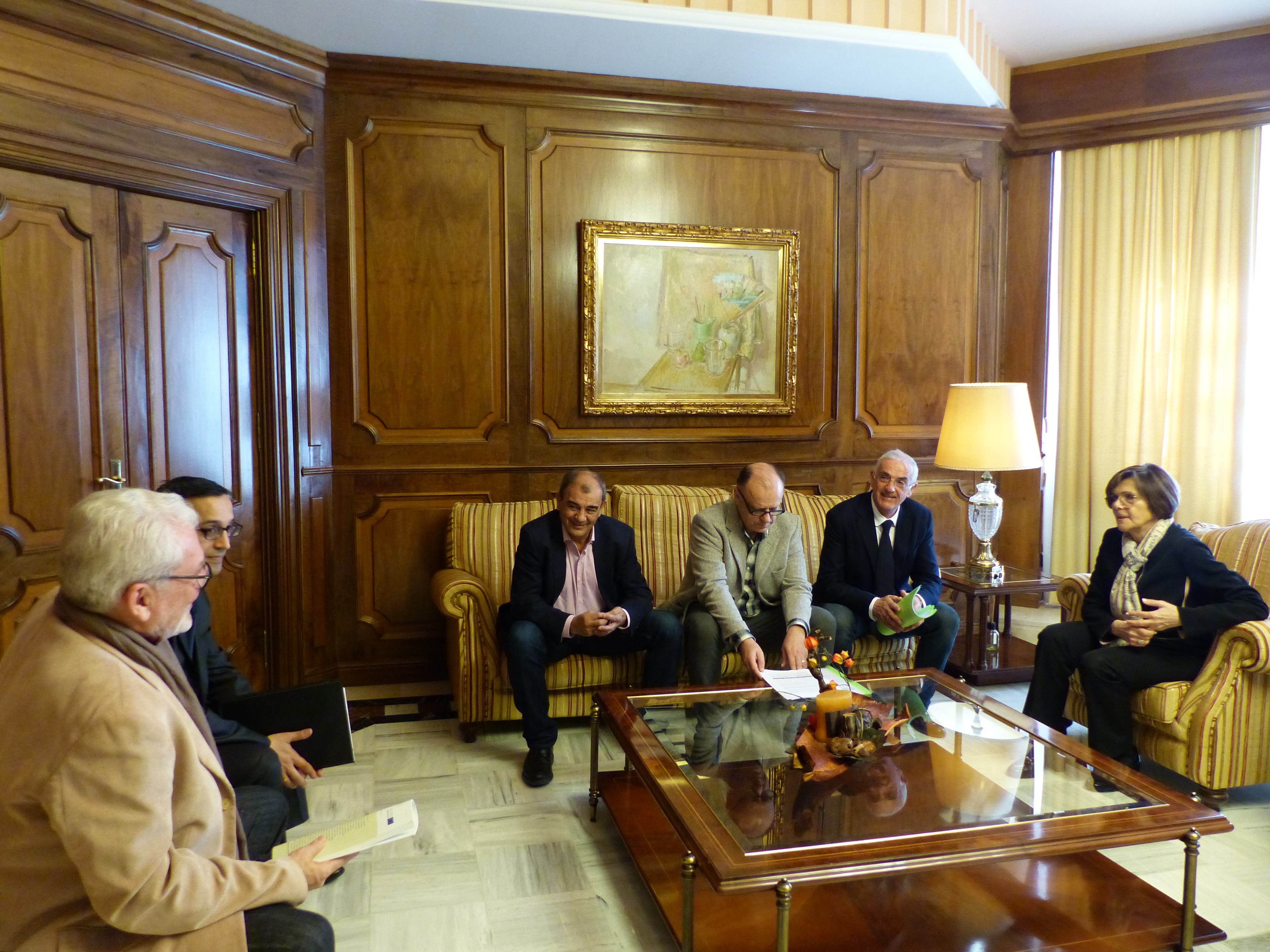 La presidenta de la Asamblea Regional, Rosa Peñalver, con representantes del grupo de opinión Pluralia