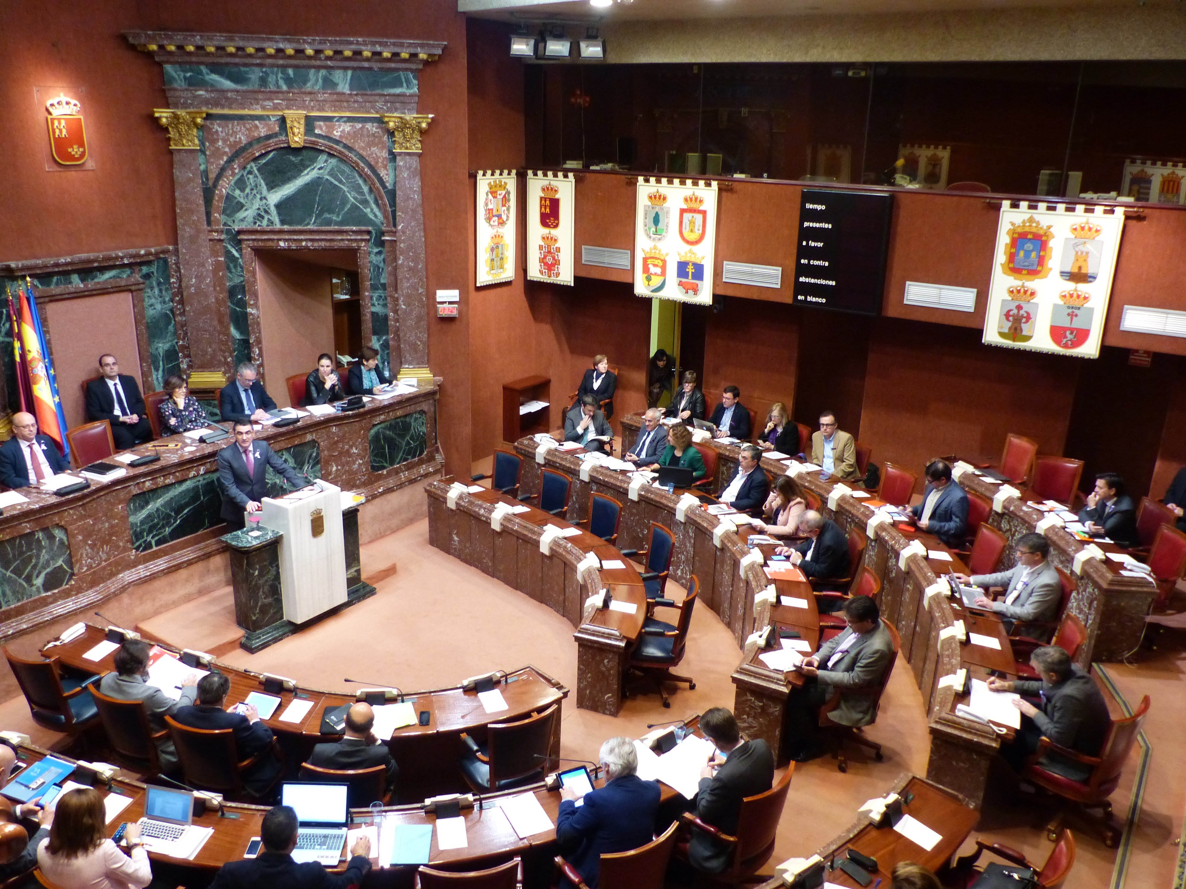 Imagen de la sesión plenaria del 8 de marzo, con los escaños de las diputadas de Podemos vacíos