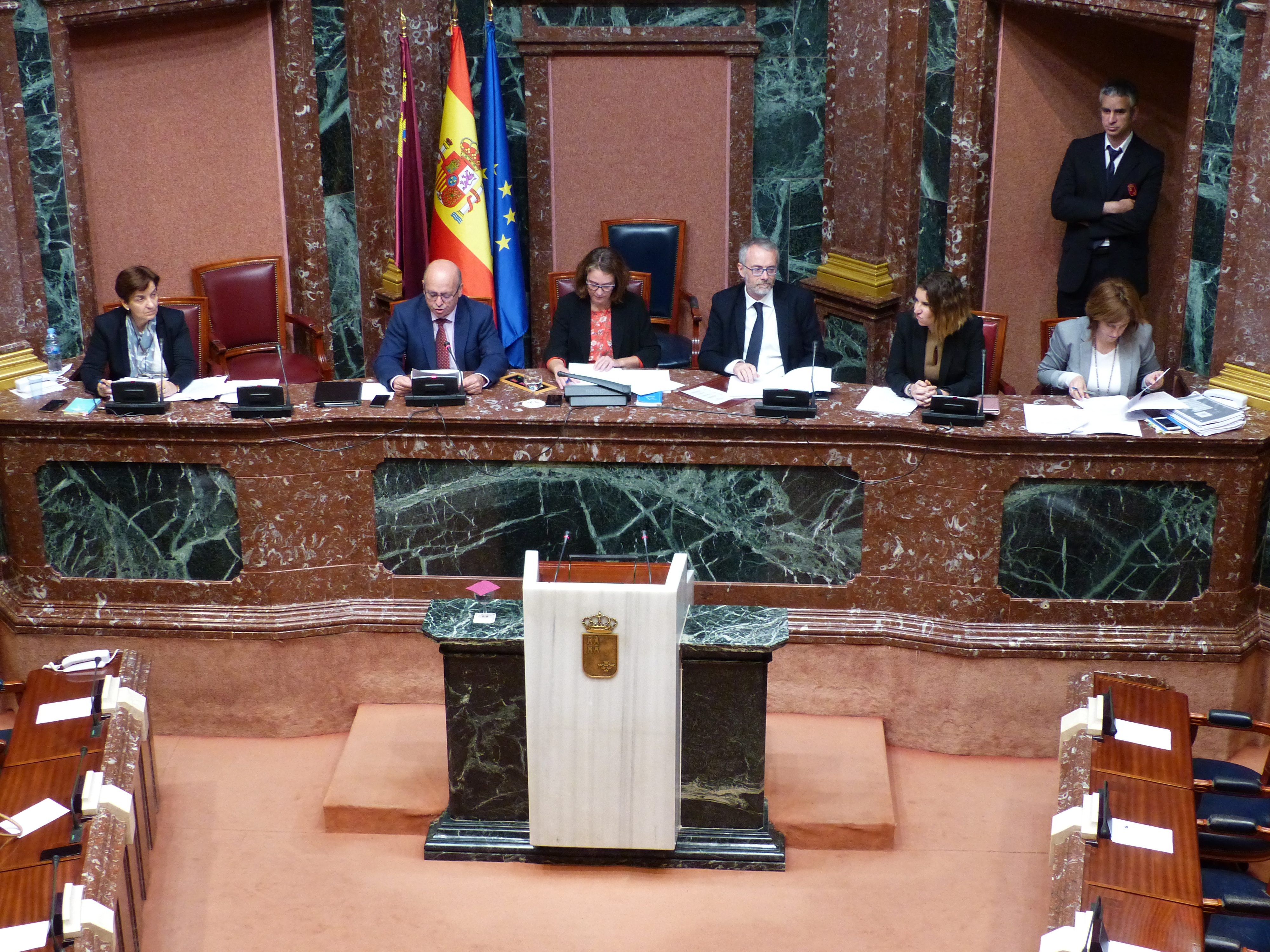 Luis Francisco Fernández lee la declaración institucional sobre presos españoles en cárceles extranjeras