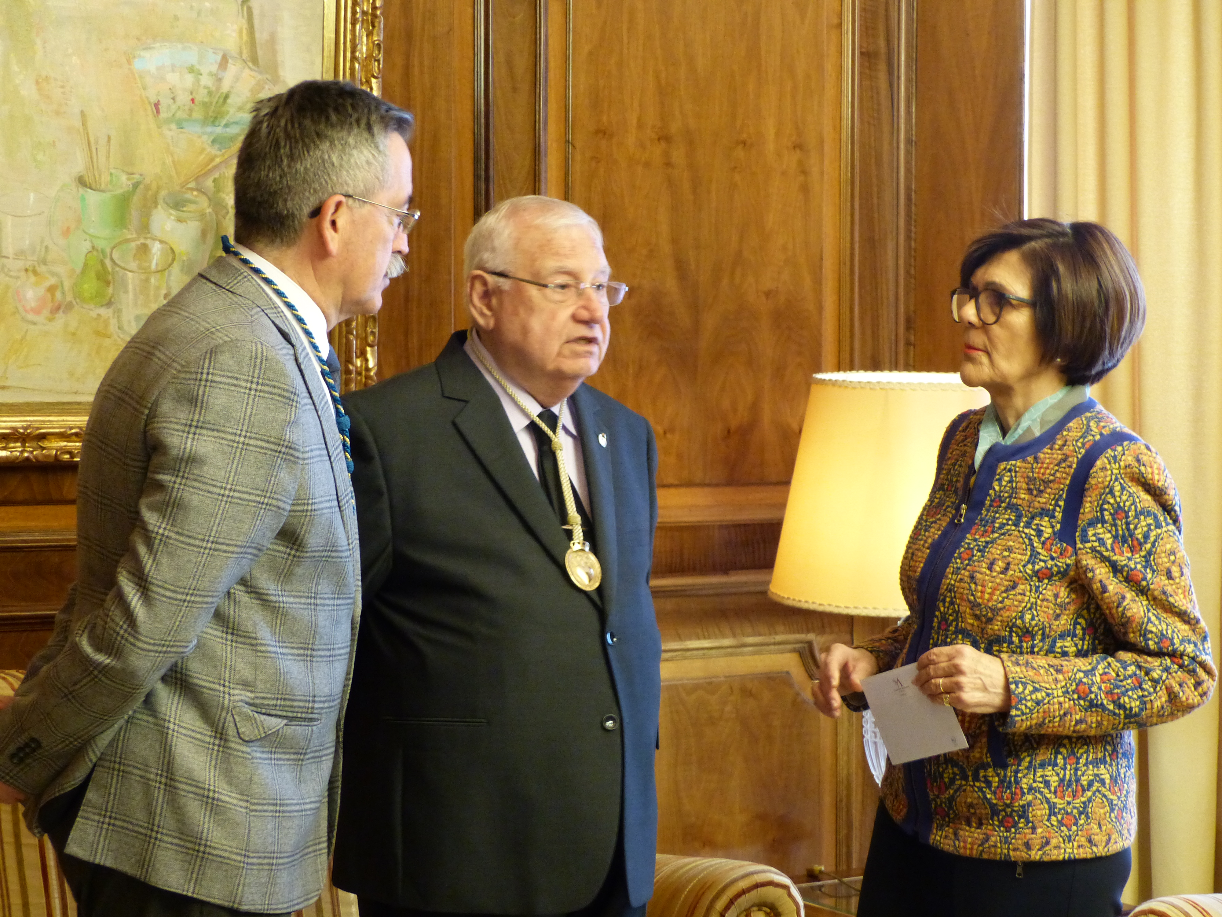 La presidenta de la Asamblea Regional, Rosa Peñalver, ha recibido hoy al Hermano Mayor de la Junta de Gobierno del Hospital de Caridad, José Vera, y al director del Hospital de Caridad, Miguel Pereda