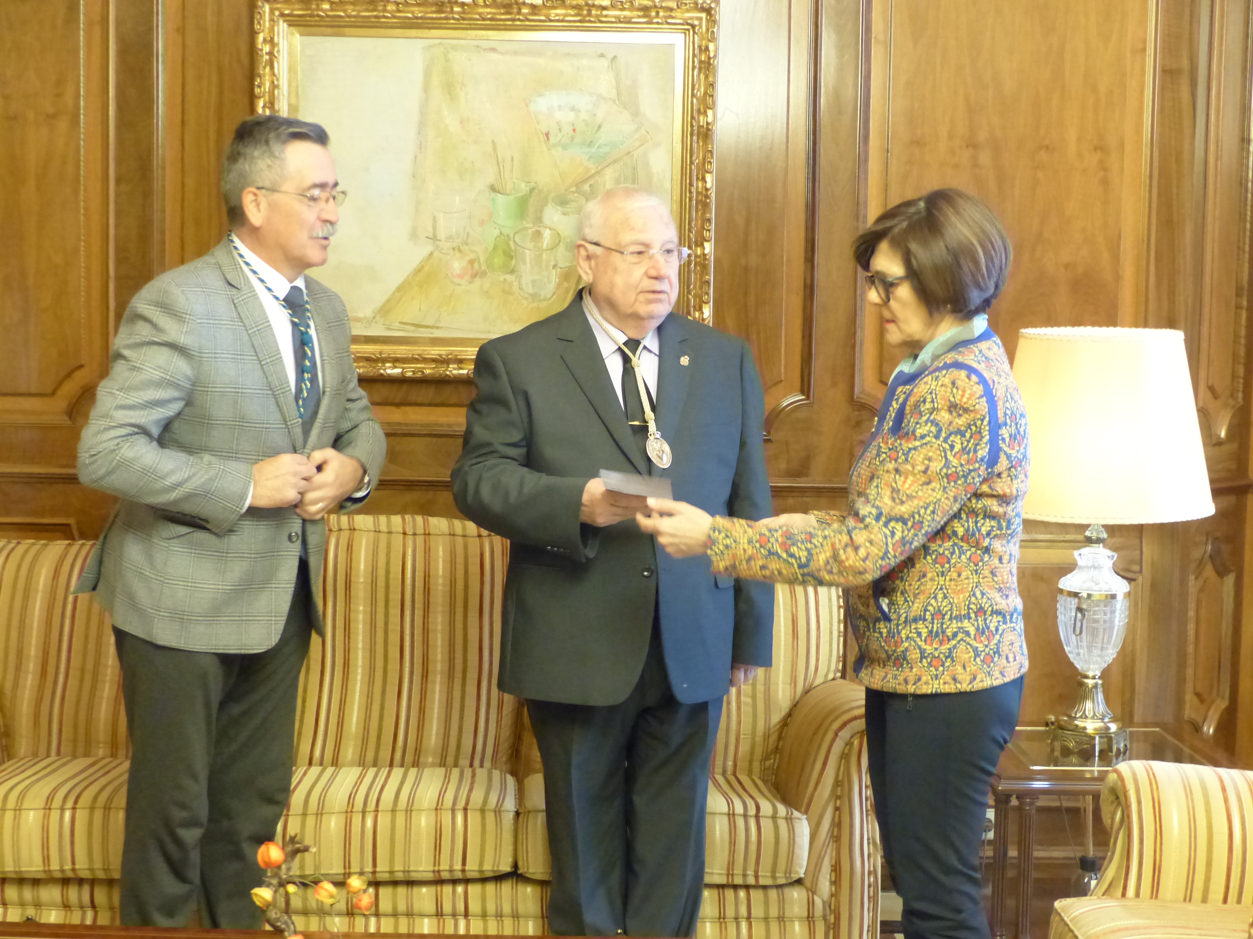 La presidenta de la Asamblea Regional, Rosa Peñalver, ha recibido hoy al Hermano Mayor de la Junta de Gobierno del Hospital de Caridad, José Vera, y al director del Hospital de Caridad, Miguel Pereda