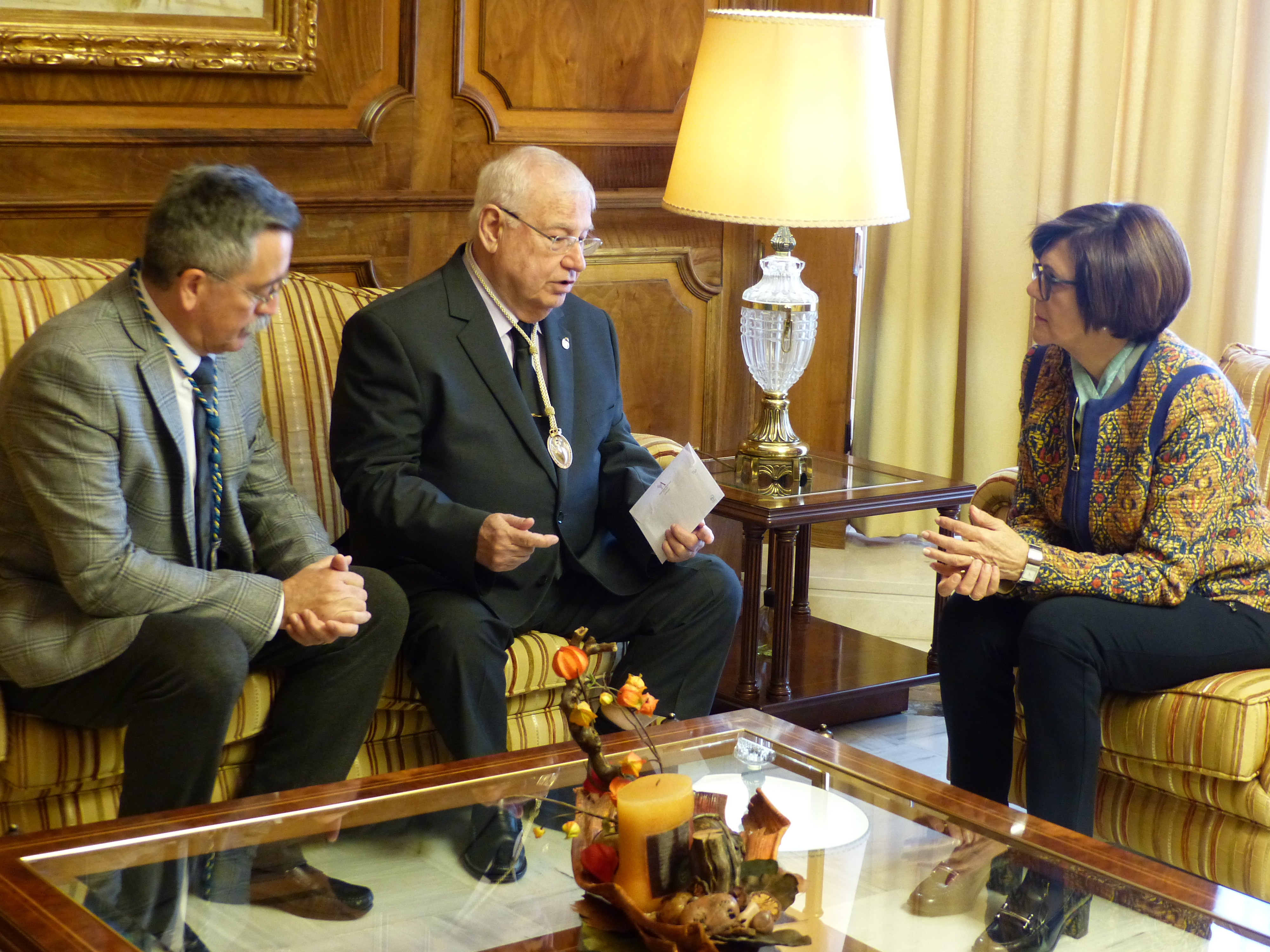 La presidenta de la Asamblea Regional, Rosa Peñalver, ha recibido hoy al Hermano Mayor de la Junta de Gobierno del Hospital de Caridad, José Vera, y al director del Hospital de Caridad, Miguel Pereda