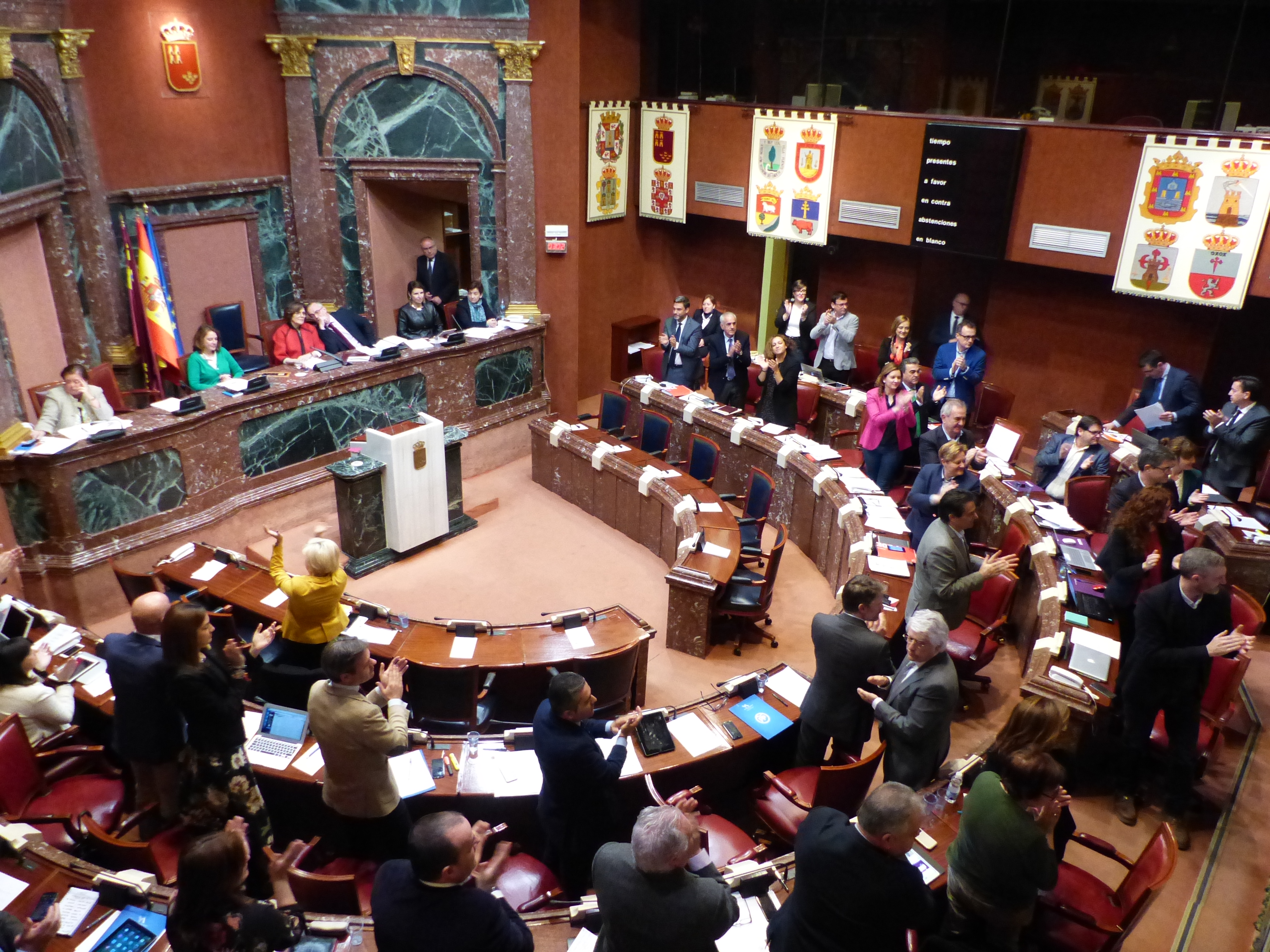 Los diputados puestos en pie se unen al aplauso del público por la aprobación de la Ley que promueve la gratuidad de los libros de texto