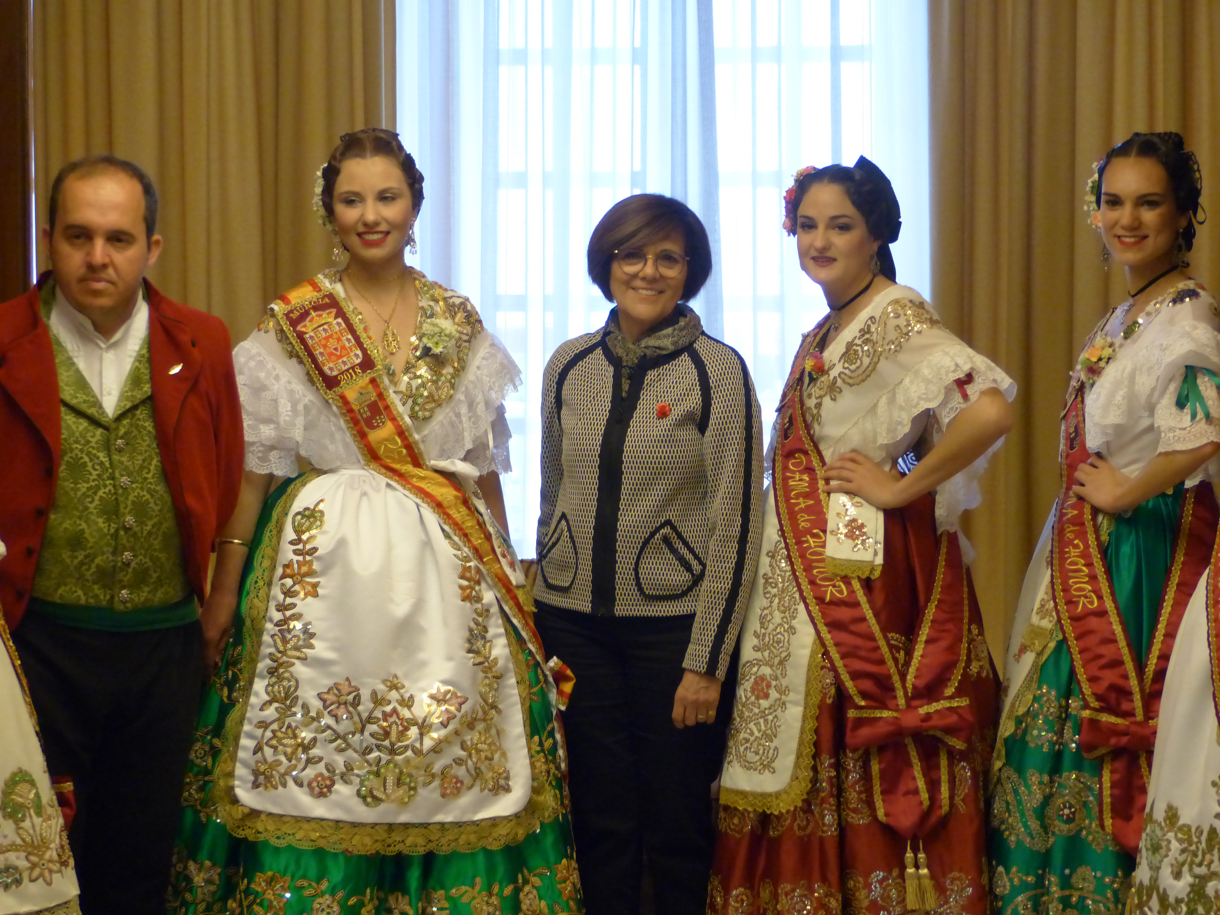 La presidenta de la Asamblea, Rosa Peñalver, ha recibido a la Reina de la Huerta 2018 y su corte de honor
