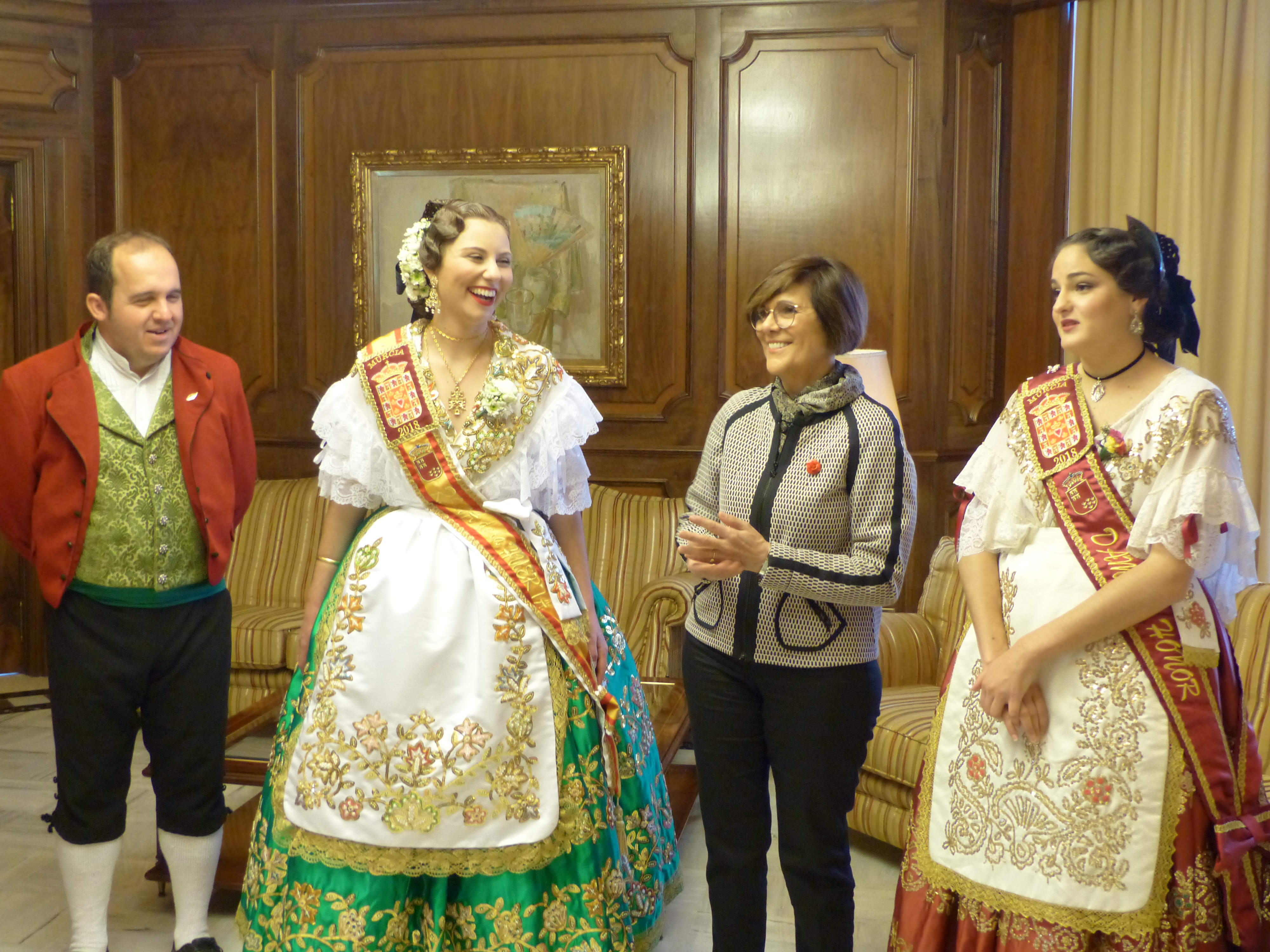 La presidenta de la Asamblea, Rosa Peñalver, ha recibido a la Reina de la Huerta 2018 y su corte de honor