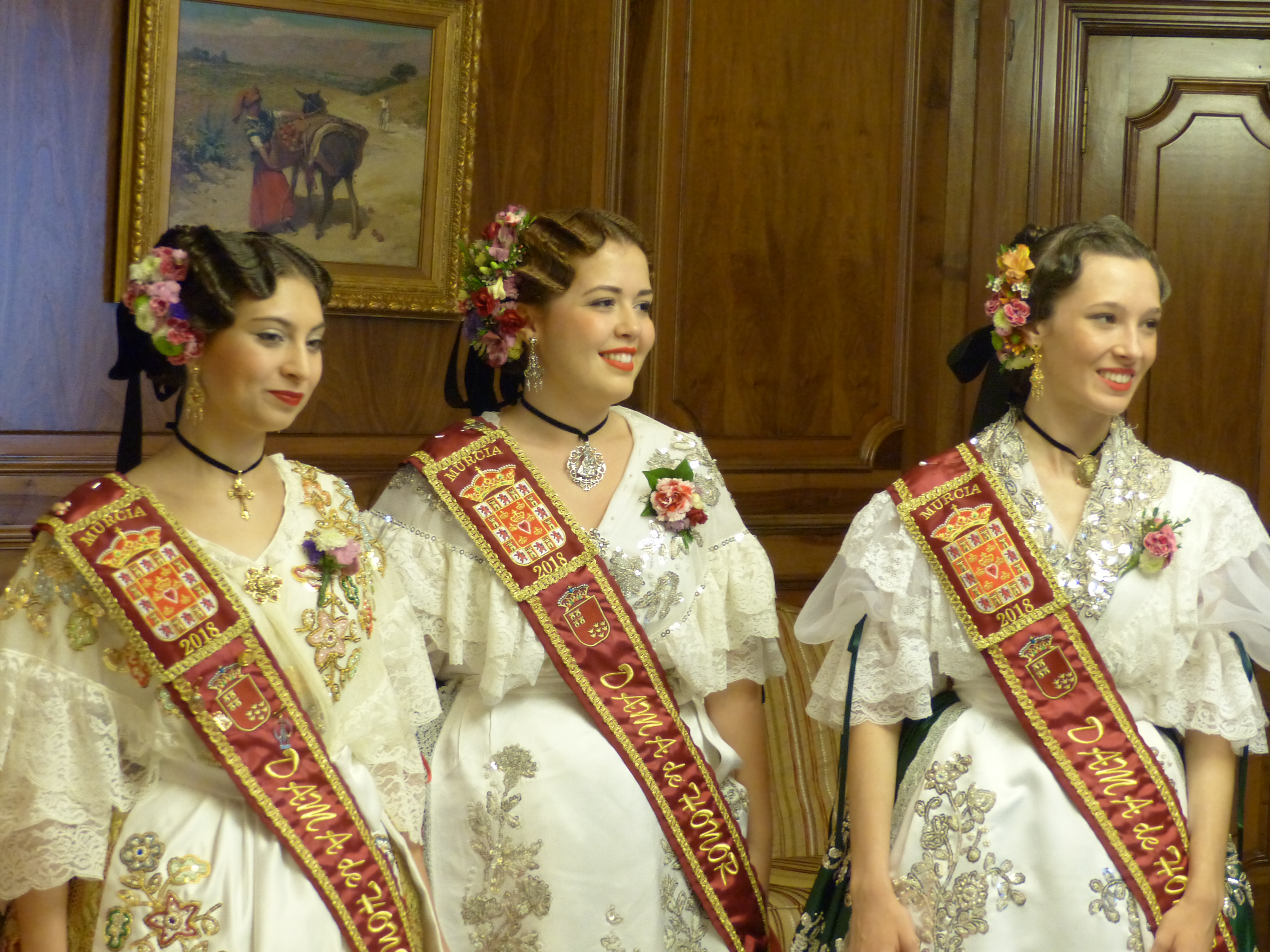 La presidenta de la Asamblea, Rosa Peñalver, ha recibido a la Reina de la Huerta 2018 y su corte de honor