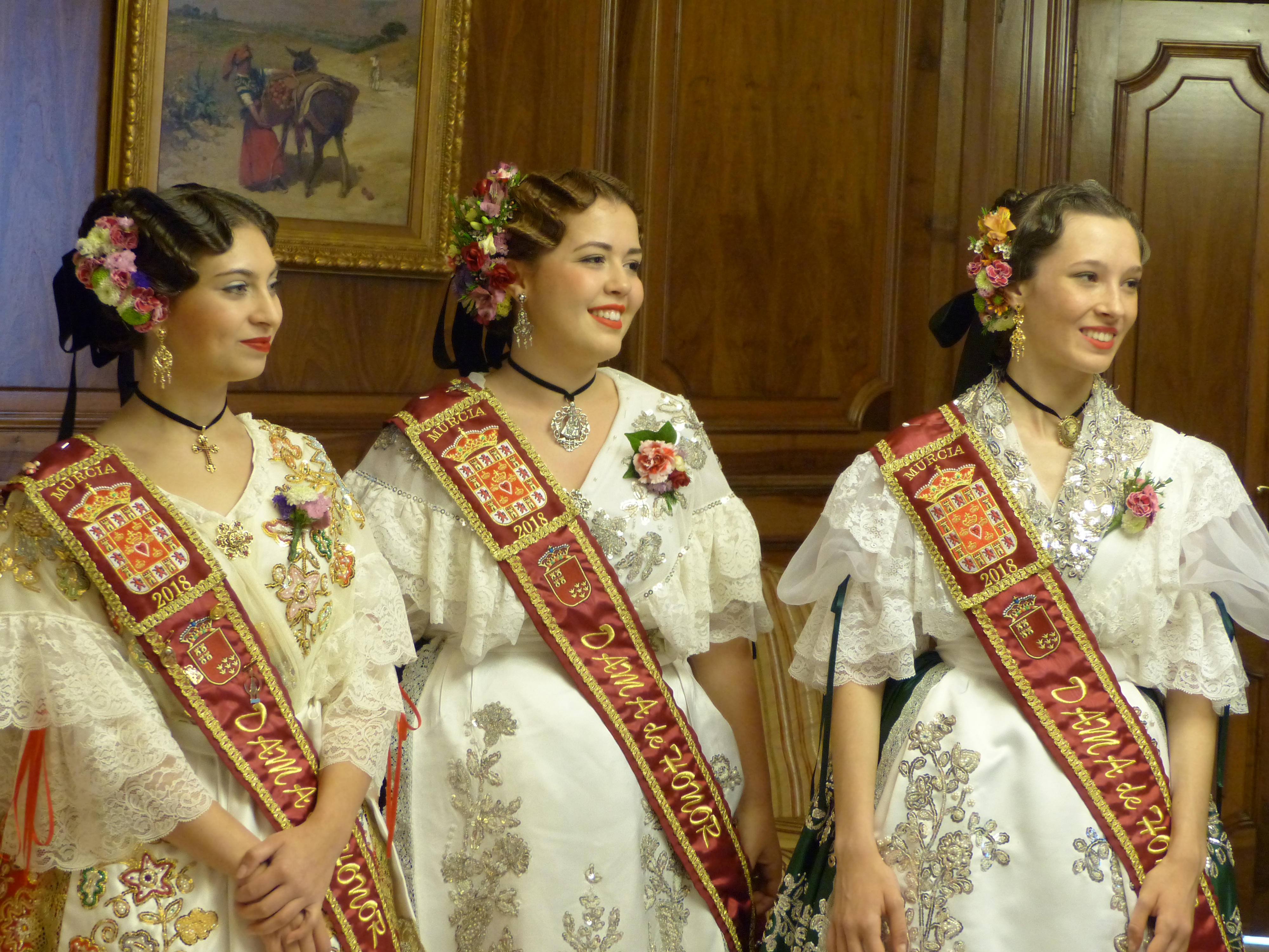 La presidenta de la Asamblea, Rosa Peñalver, ha recibido a la Reina de la Huerta 2018 y su corte de honor