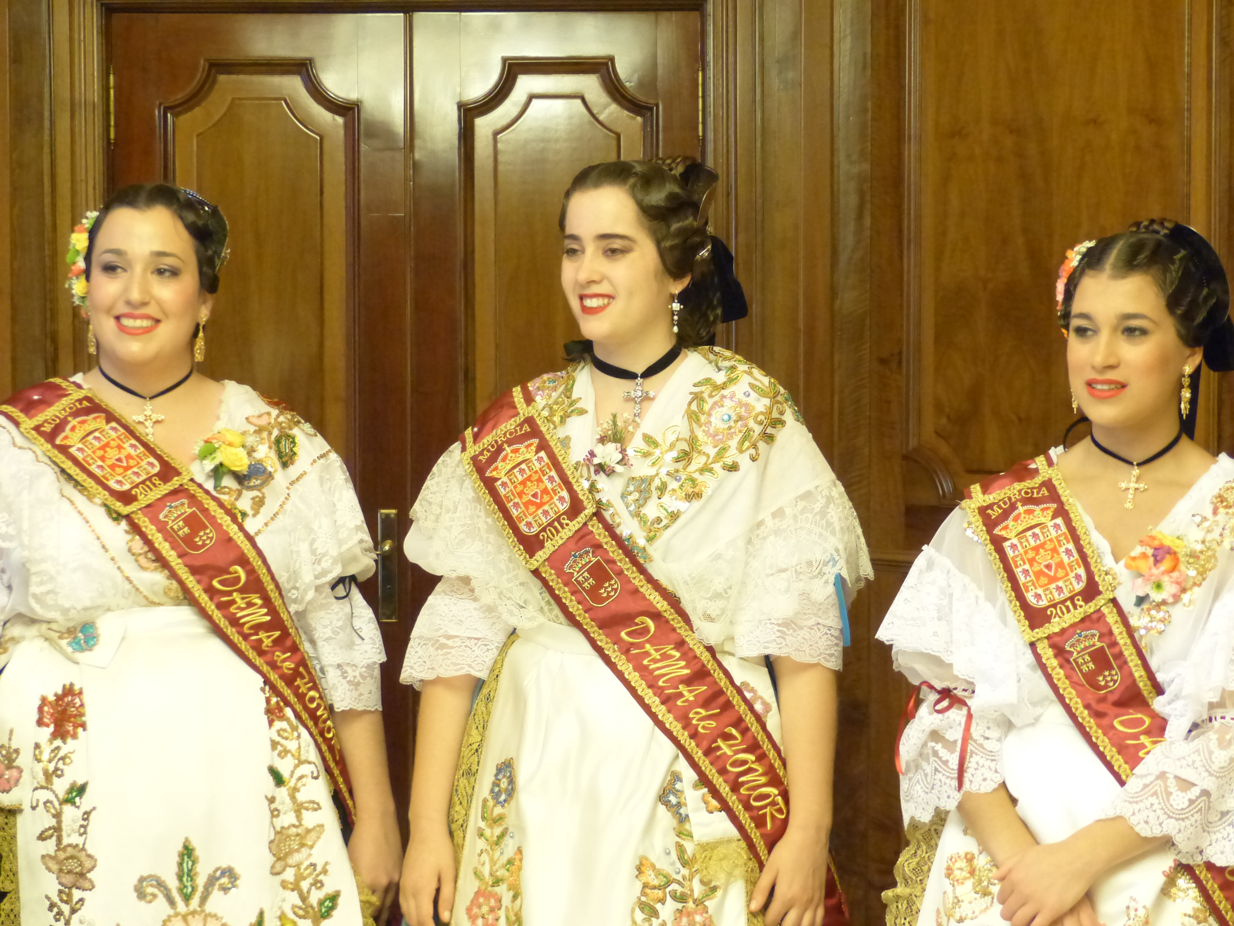 La presidenta de la Asamblea, Rosa Peñalver, ha recibido a la Reina de la Huerta 2018 y su corte de honor