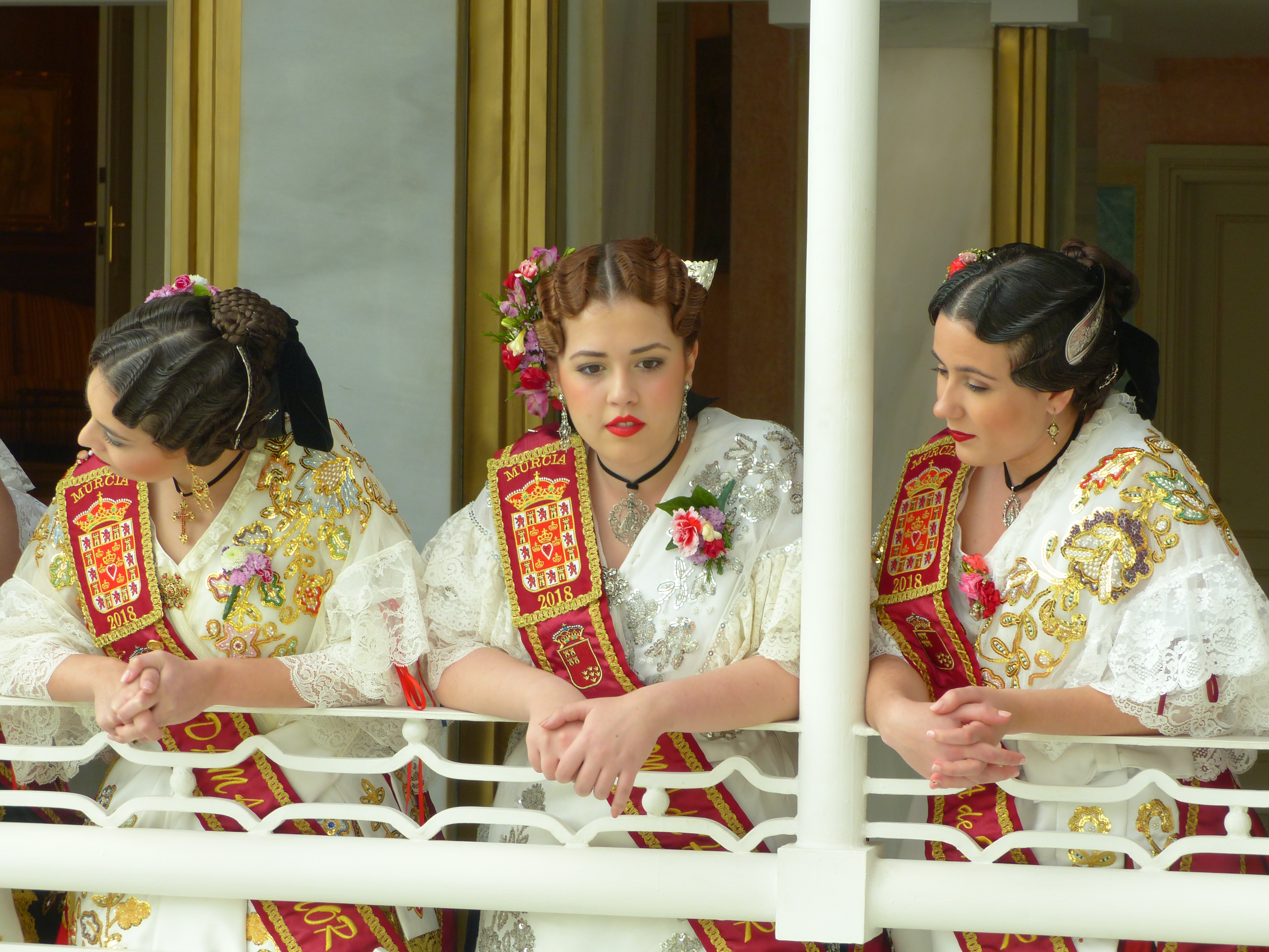 La presidenta de la Asamblea, Rosa Peñalver, ha recibido a la Reina de la Huerta 2018 y su corte de honor