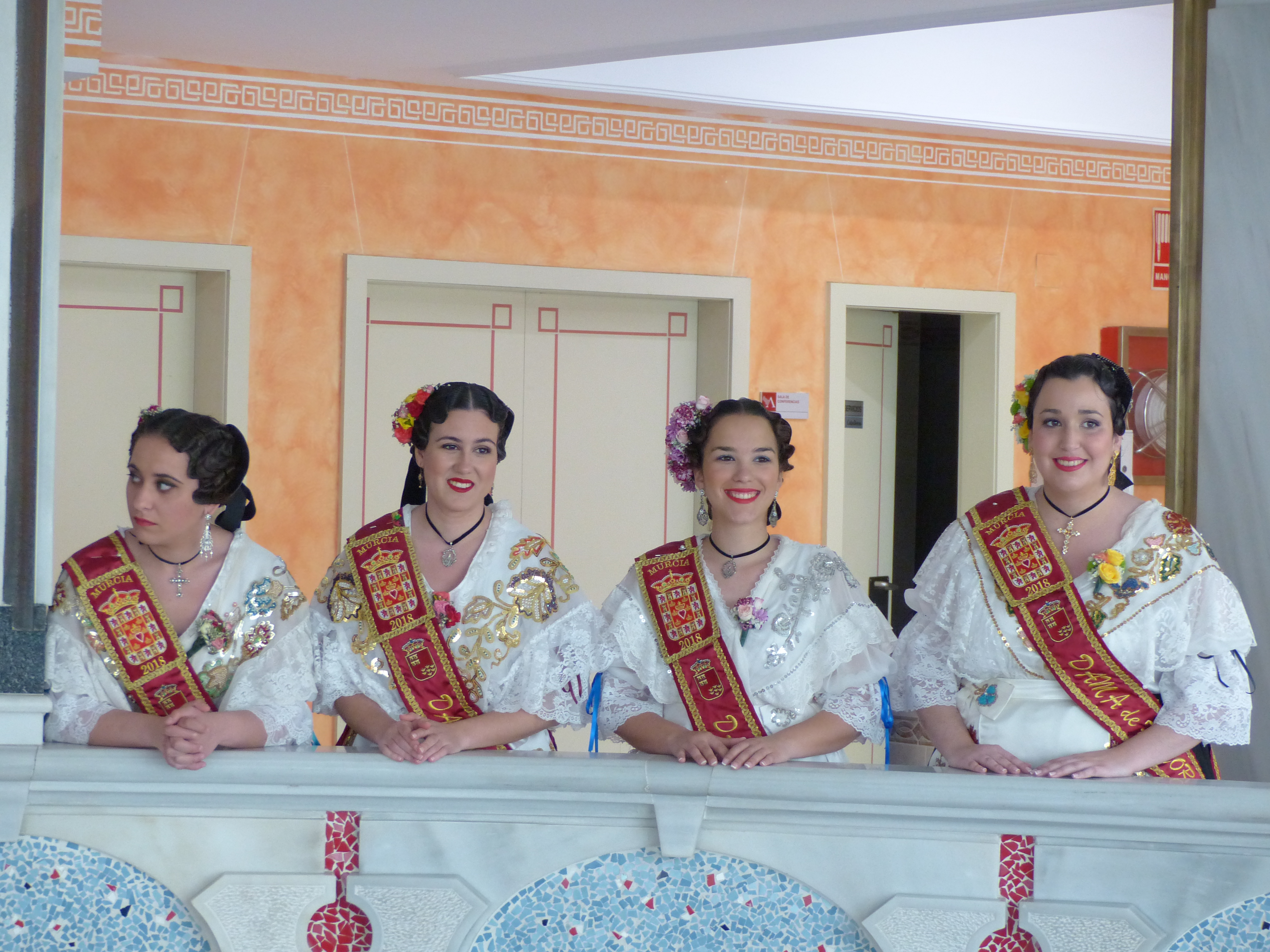 La presidenta de la Asamblea, Rosa Peñalver, ha recibido a la Reina de la Huerta 2018 y su corte de honor