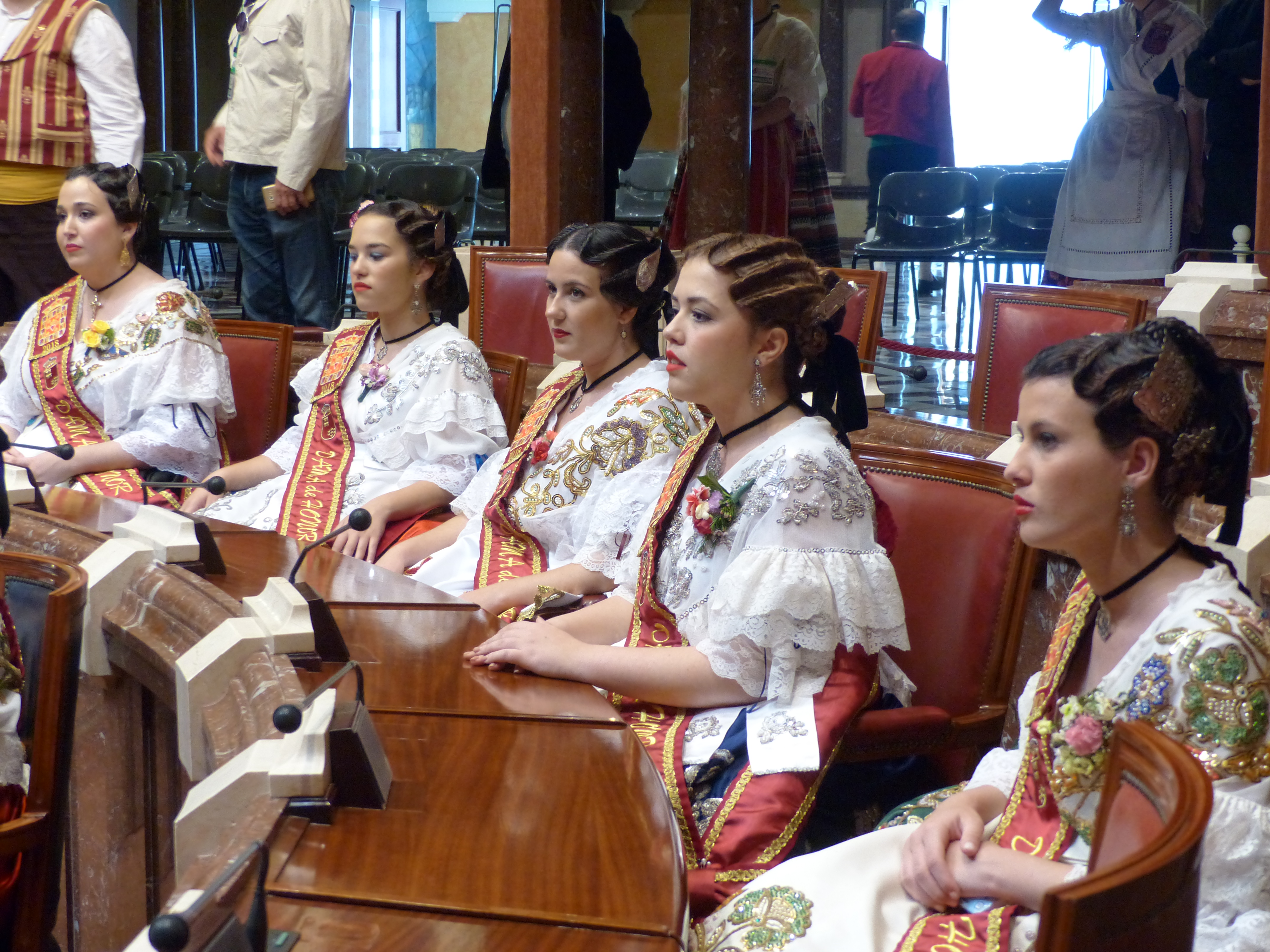 La presidenta de la Asamblea, Rosa Peñalver, ha recibido a la Reina de la Huerta 2018 y su corte de honor