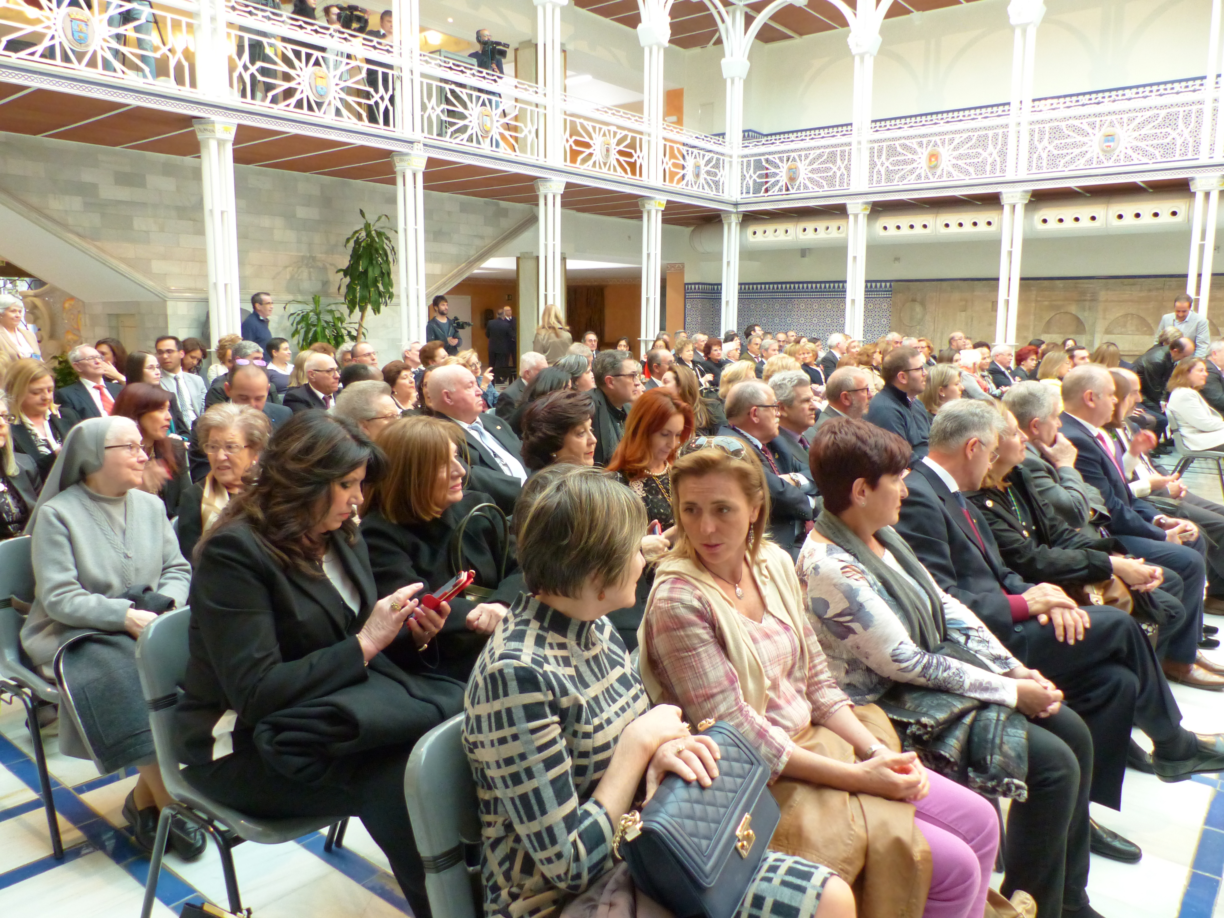 La Asamblea acoge un significativo acto de la Academia de Farmacia Santa María de España de la Región