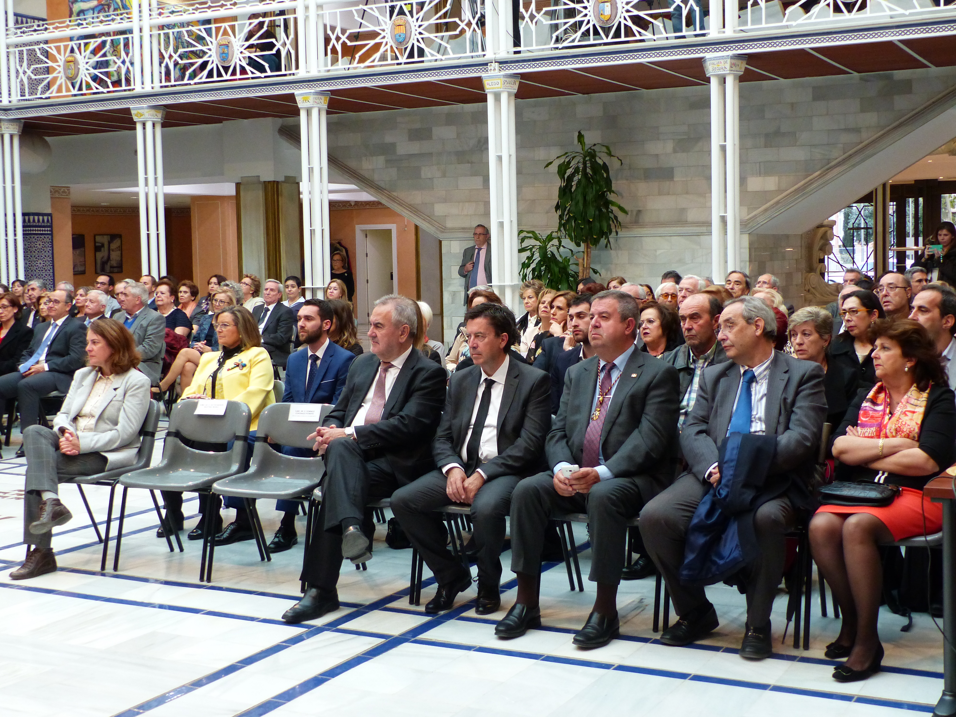 La Asamblea acoge un significativo acto de la Academia de Farmacia Santa María de España de la Región