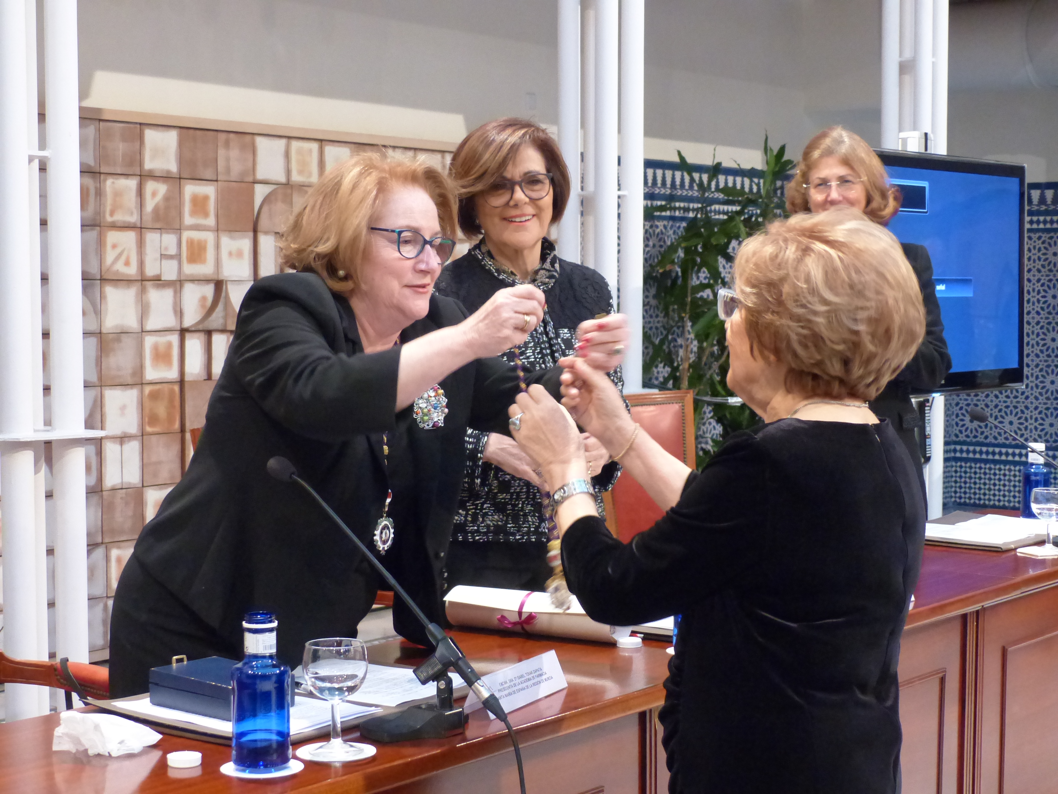 La Asamblea acoge un significativo acto de la Academia de Farmacia Santa María de España de la Región