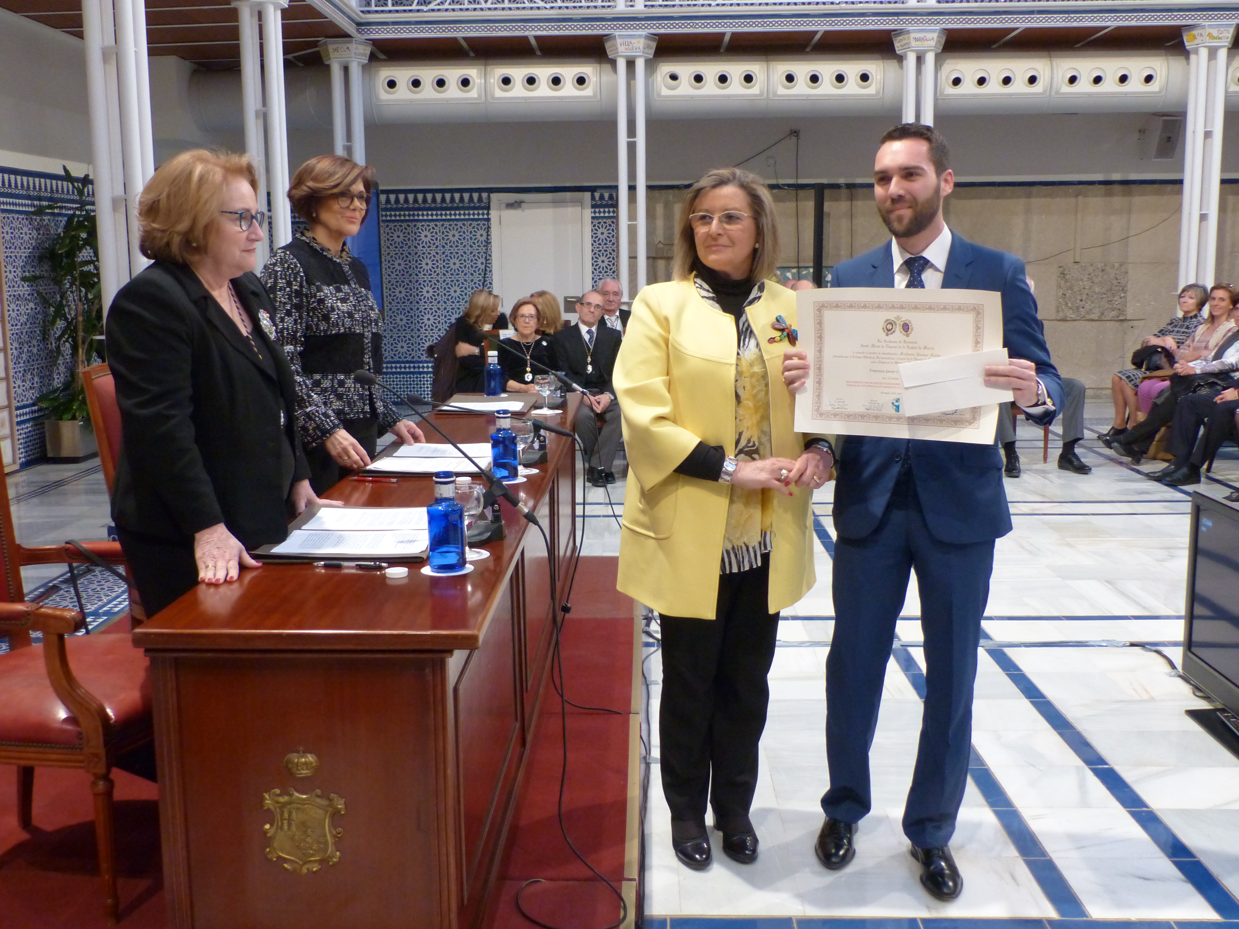 La Asamblea acoge un significativo acto de la Academia de Farmacia Santa María de España de la Región