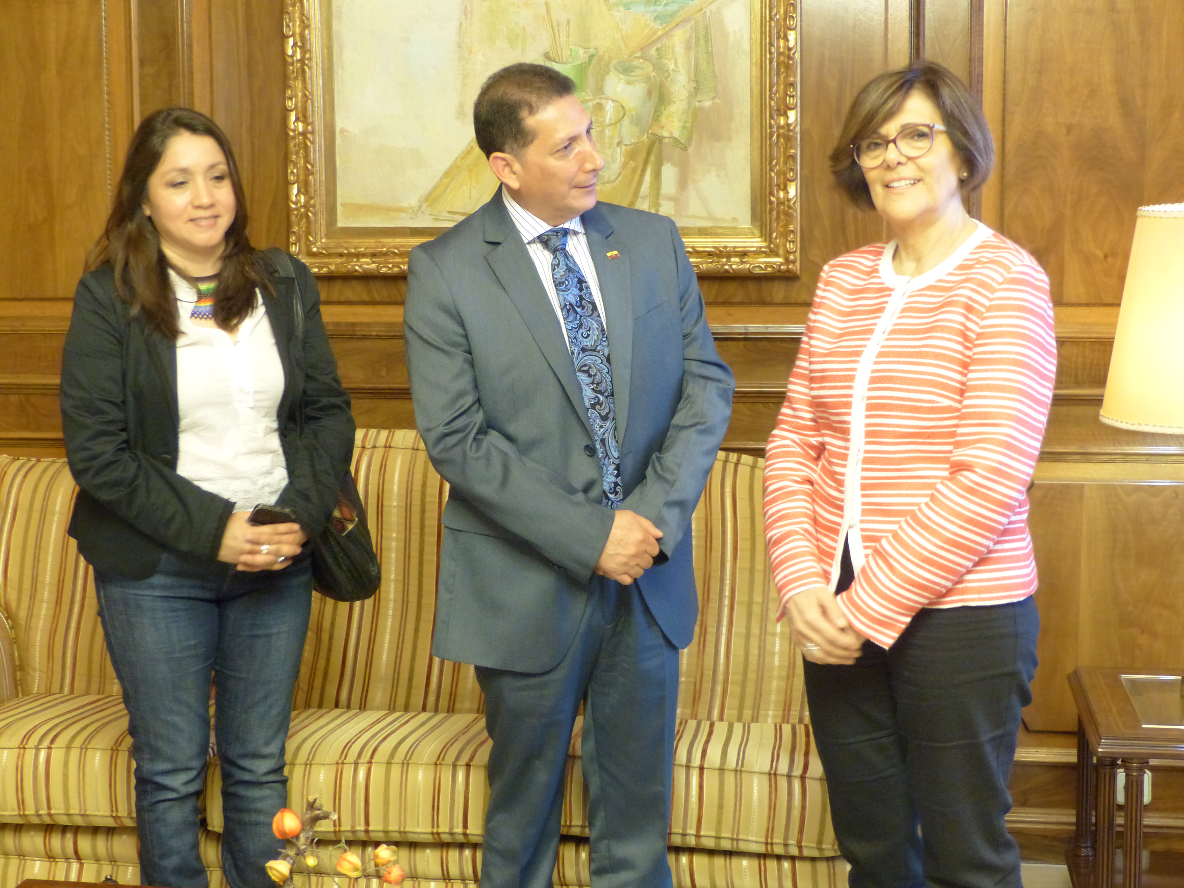 La presidenta de la Asamblea, Rosa Peñalver, se ha reunido con el cónsul de Ecuador en la Región, Carlos Espinoza