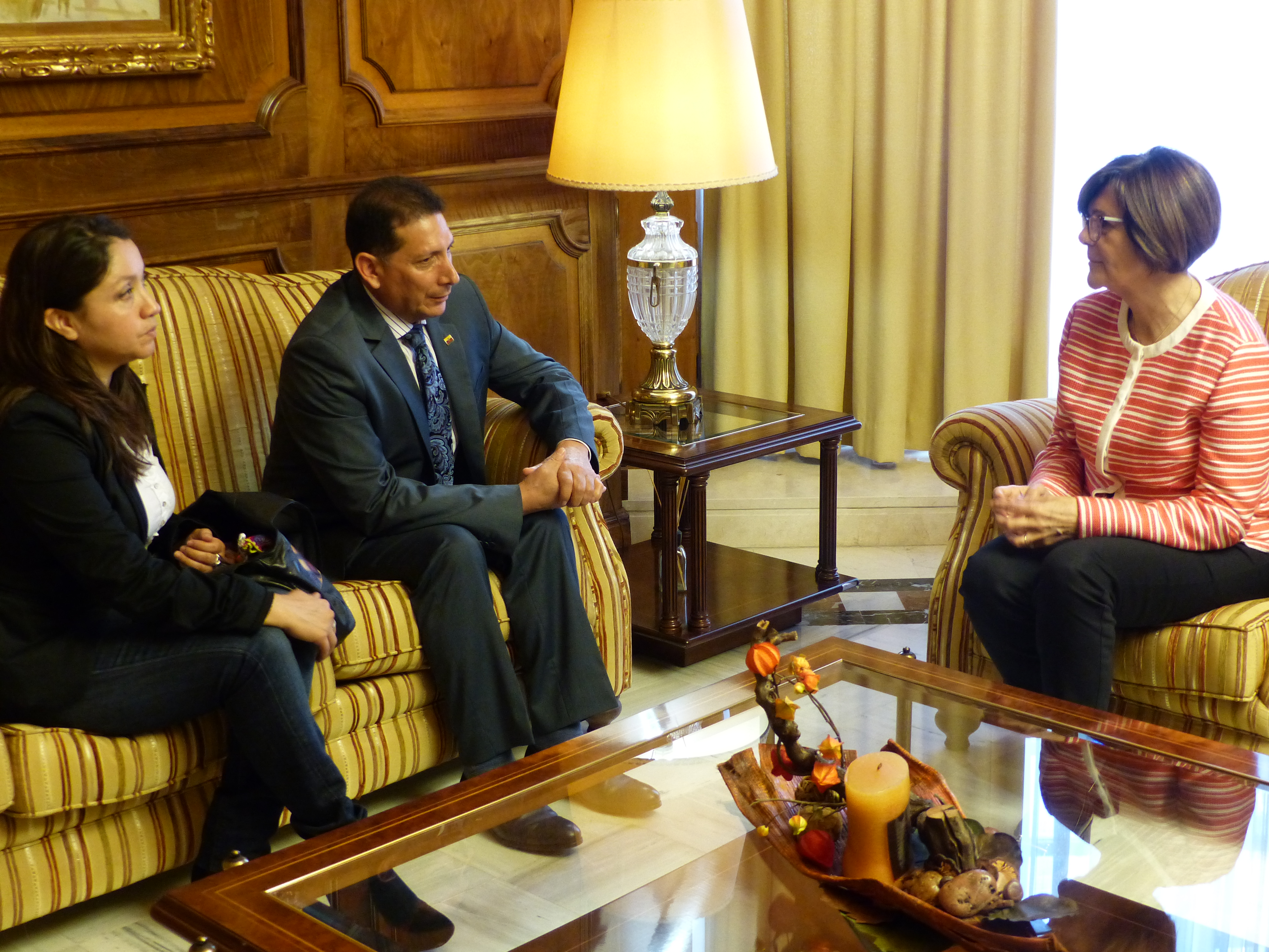 La presidenta de la Asamblea Regional de Murcia, Rosa Peñalver, ha mantenido una reunión protocolaria esta mañana con el cónsul de Ecuador en la Región, Carlos Espinoza