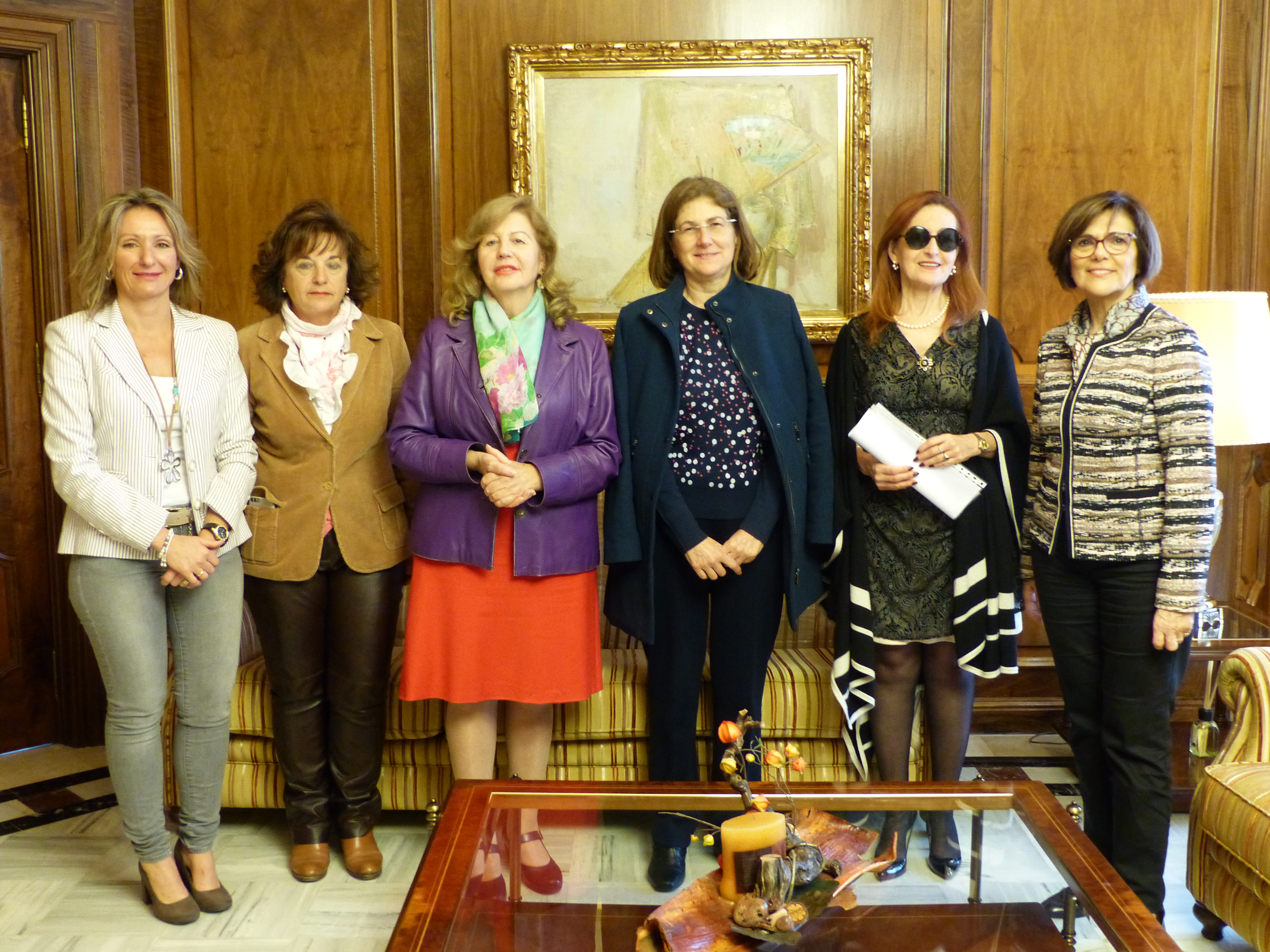 La presidenta de la Asamblea, Rosa Peñalver, con parte del equipo de Lyceum de Ciencia de la Región