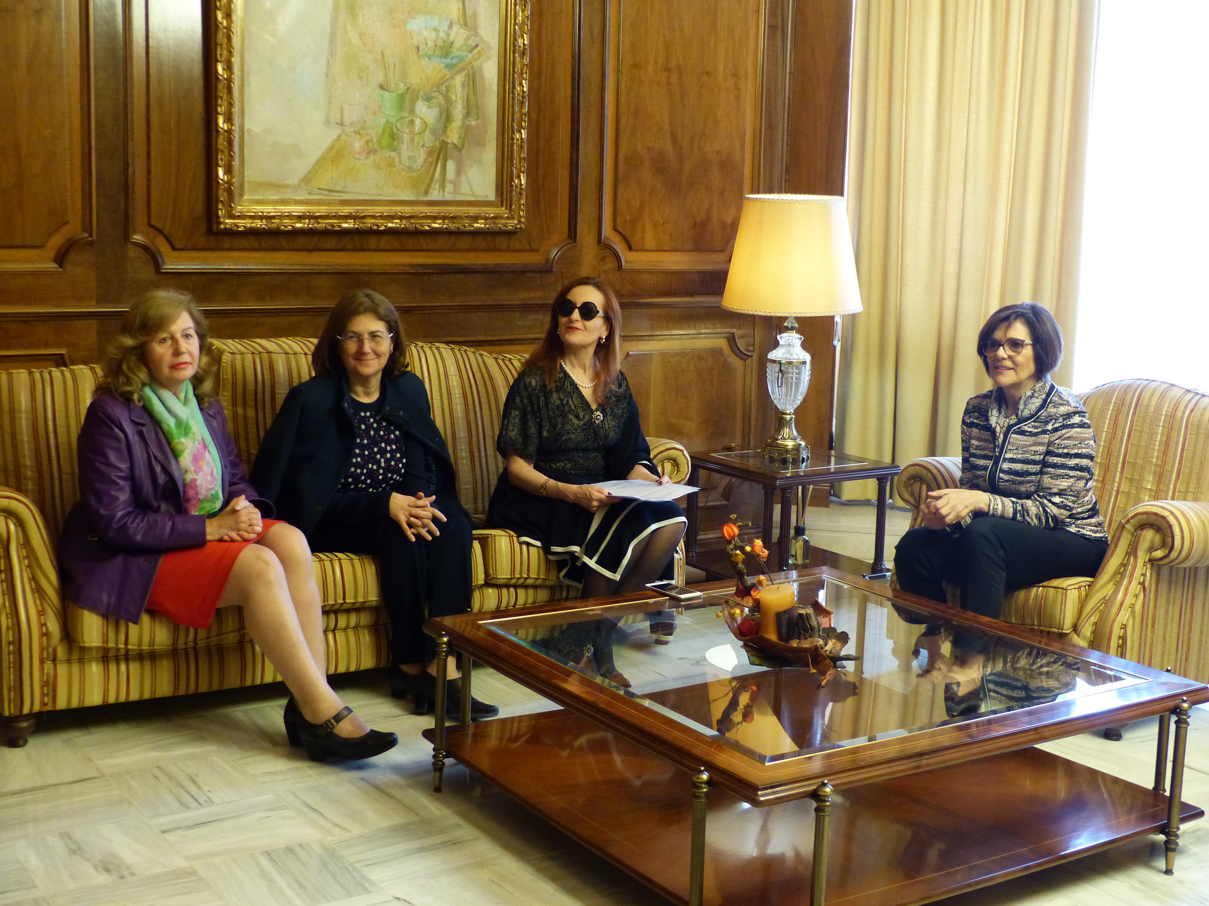 La presidenta de la Asamblea, Rosa Peñalver, con parte del equipo de Lyceum de Ciencia de la Región