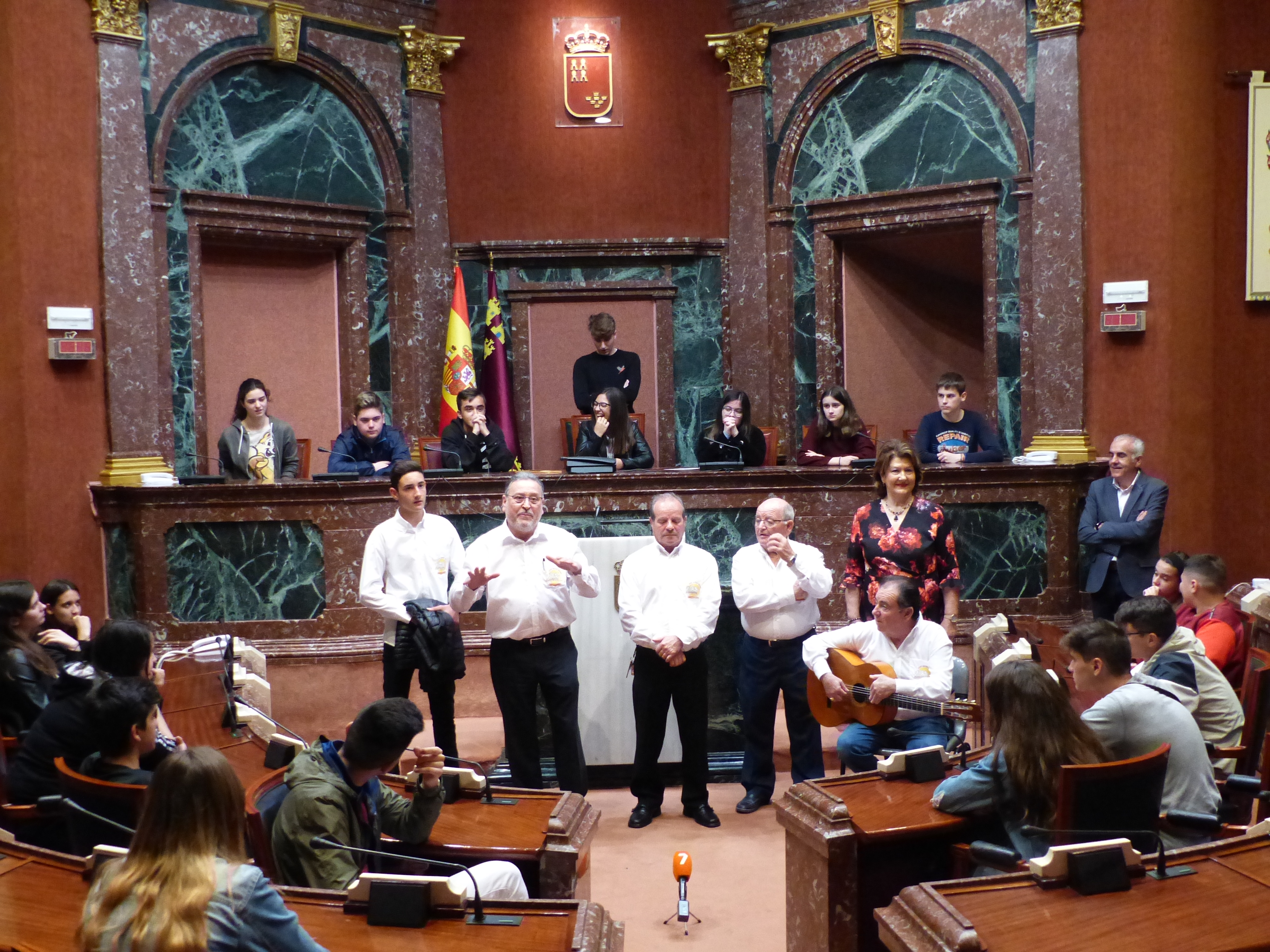 La Asociación de Troveros José María Marín acerca el trovo a los jóvenes del IES Valdivieso, de Mazarrón
