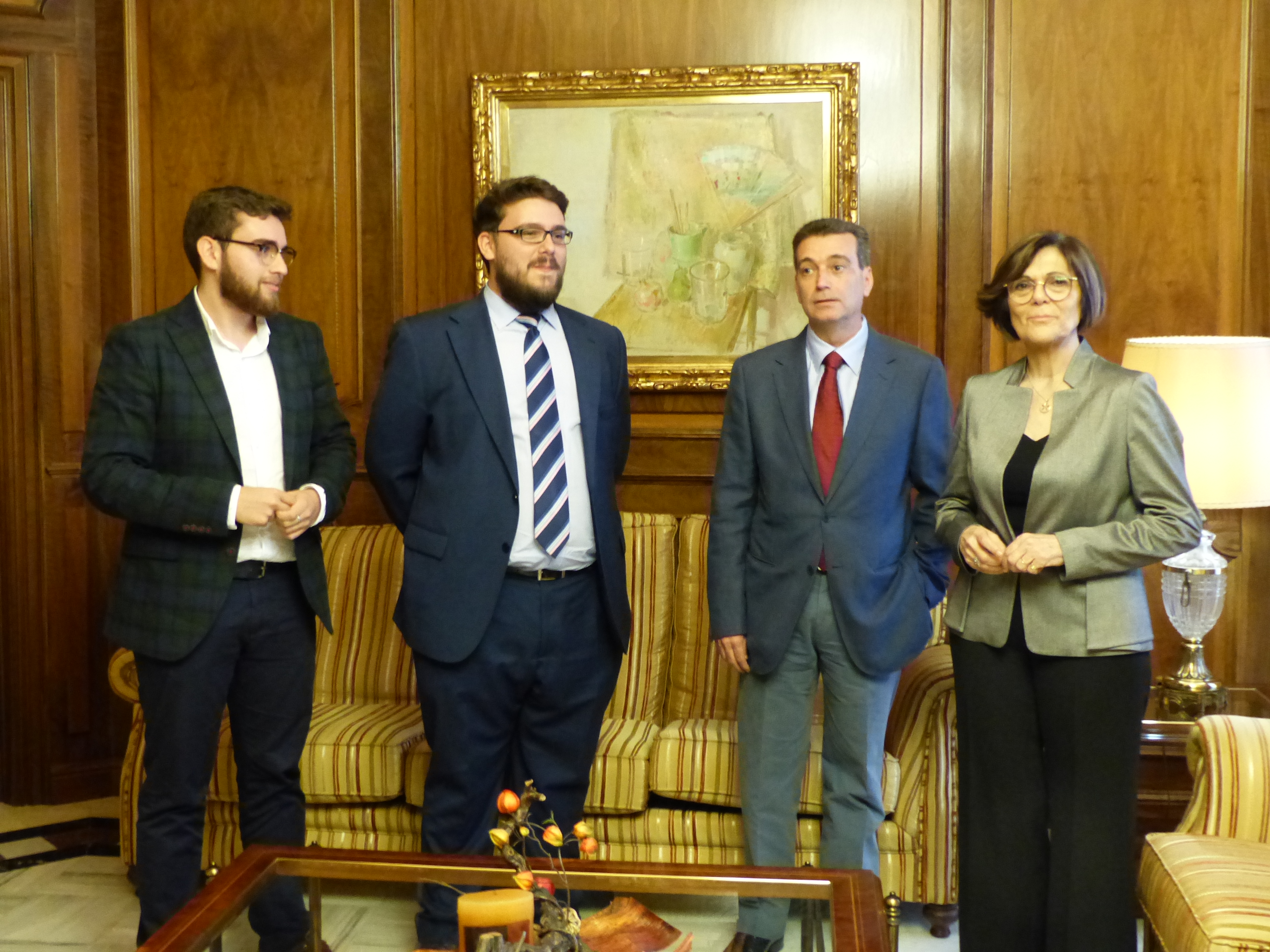 La presidenta de la Asamblea, Rosa Peñalver, ha recibido al director académico del Club de Debate de la Universidad de Murcia, Luis Gálvez, acompañado por el presidente, Francisco Javier Torres, y el secretario, José Miguel Rojo