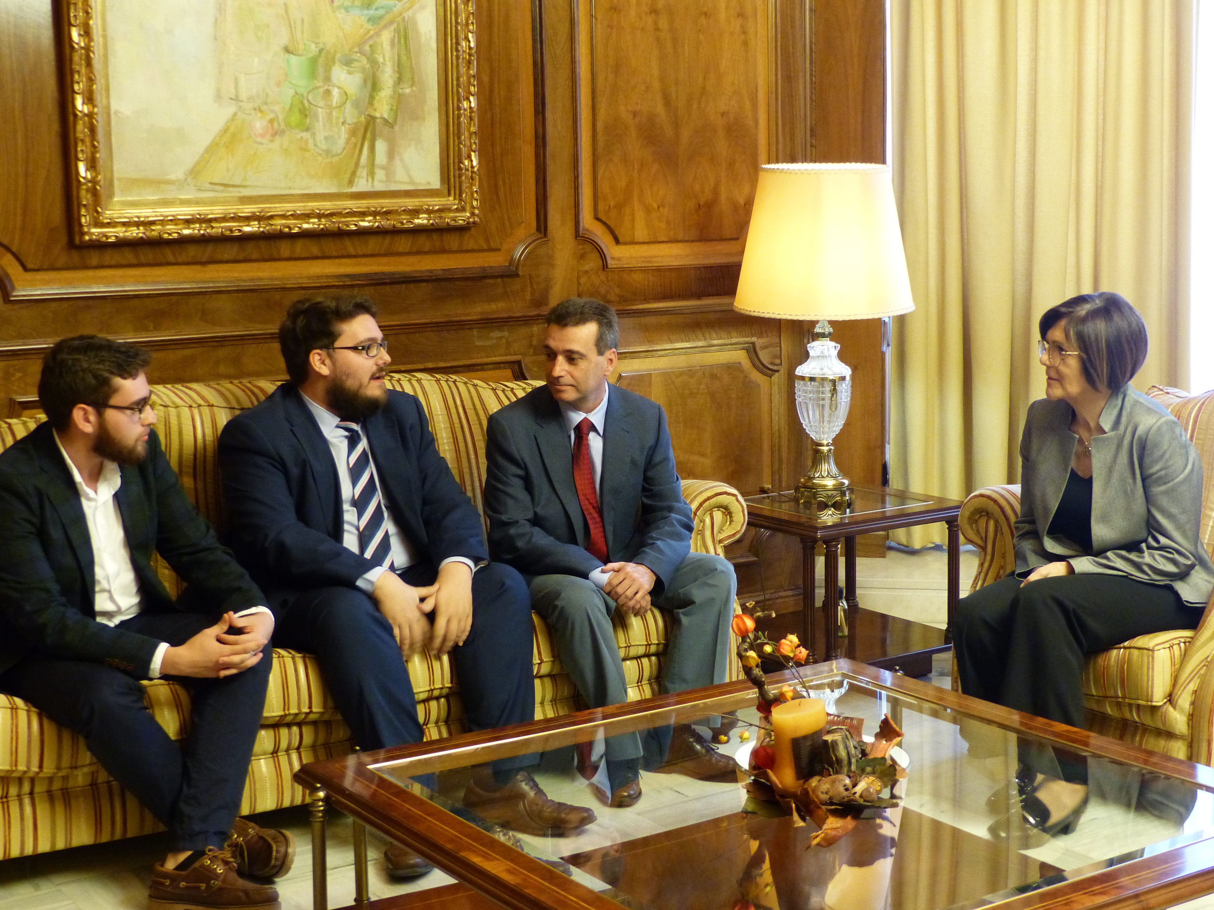 La presidenta de la Asamblea, Rosa Peñalver, ha recibido al director académico del Club de Debate de la Universidad de Murcia, Luis Gálvez, acompañado por el presidente, Francisco Javier Torres, y el secretario, José Miguel Rojo.