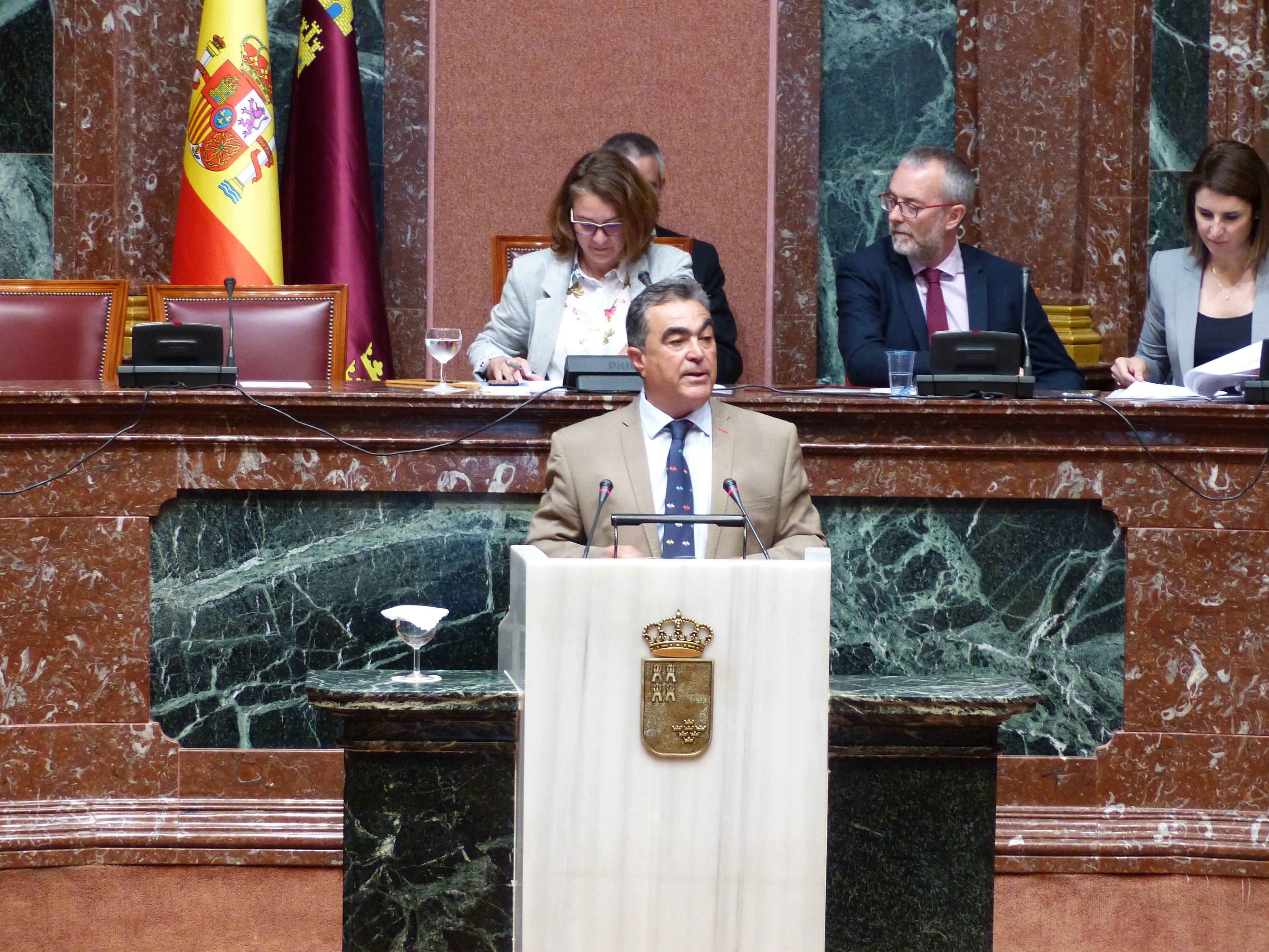 Jesús Navarro, diputado del Grupo Socialista, durante el debate de la moción sobre el sector de la flor cortada