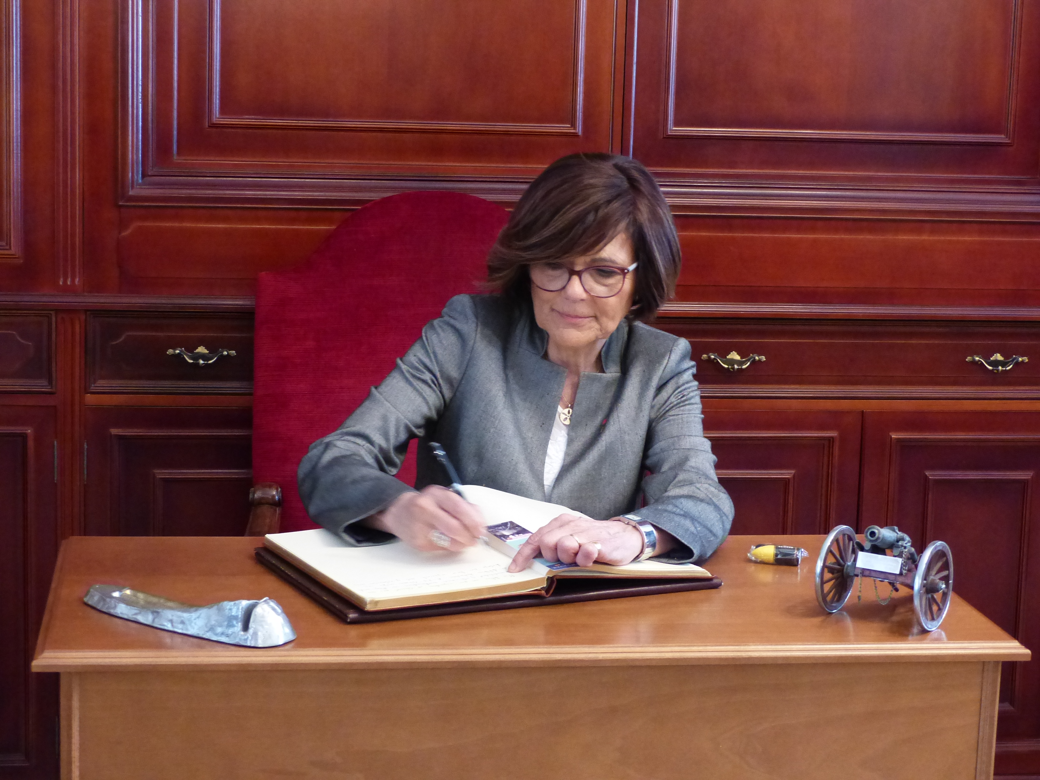La presidenta de la Asamblea y diputados regionales han visitado el RAAA 73