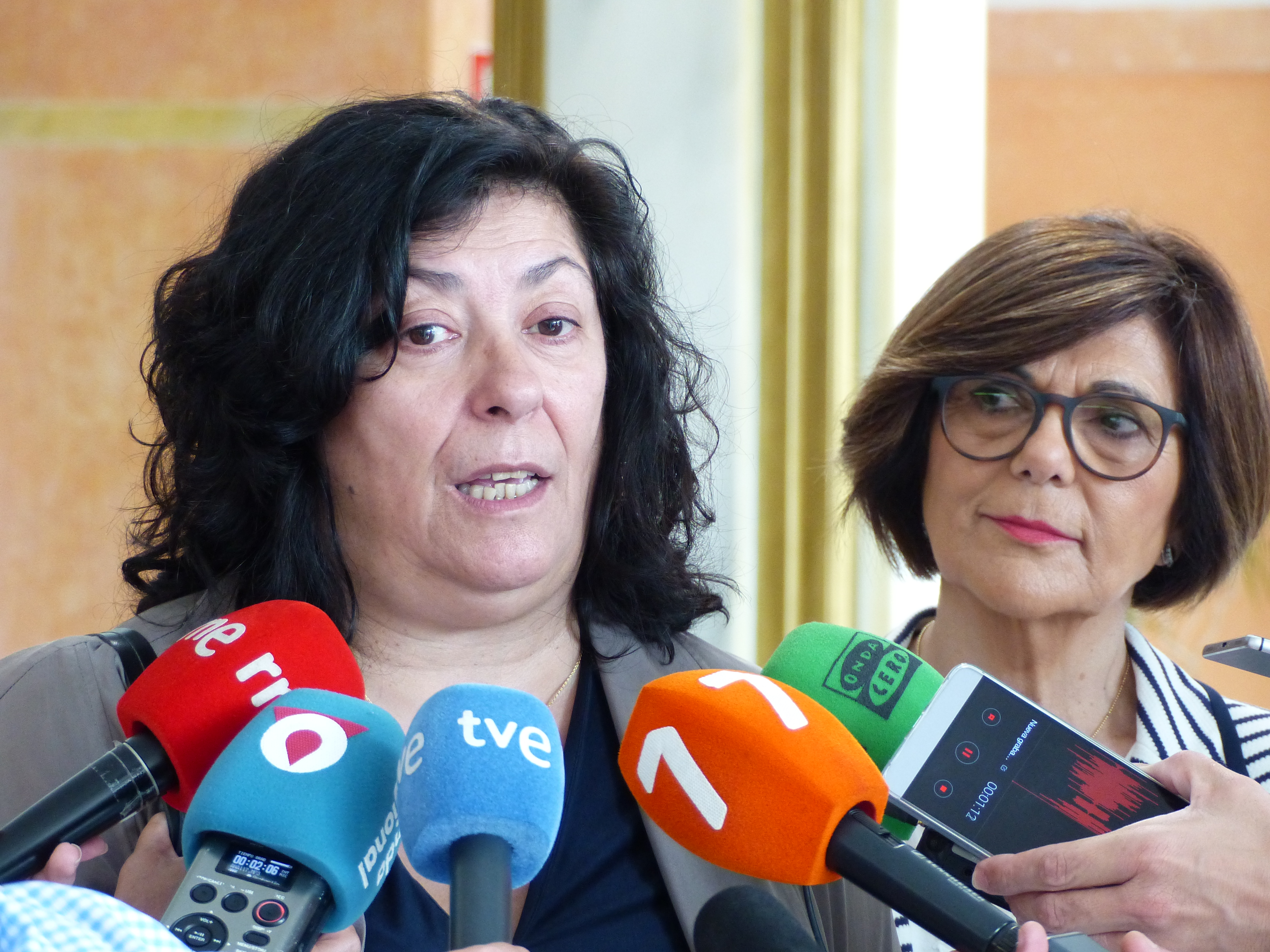 Almudena Grandes recibe el primer premio ‘Memoria Histórica de la Región de Murcia’ en la Asamblea